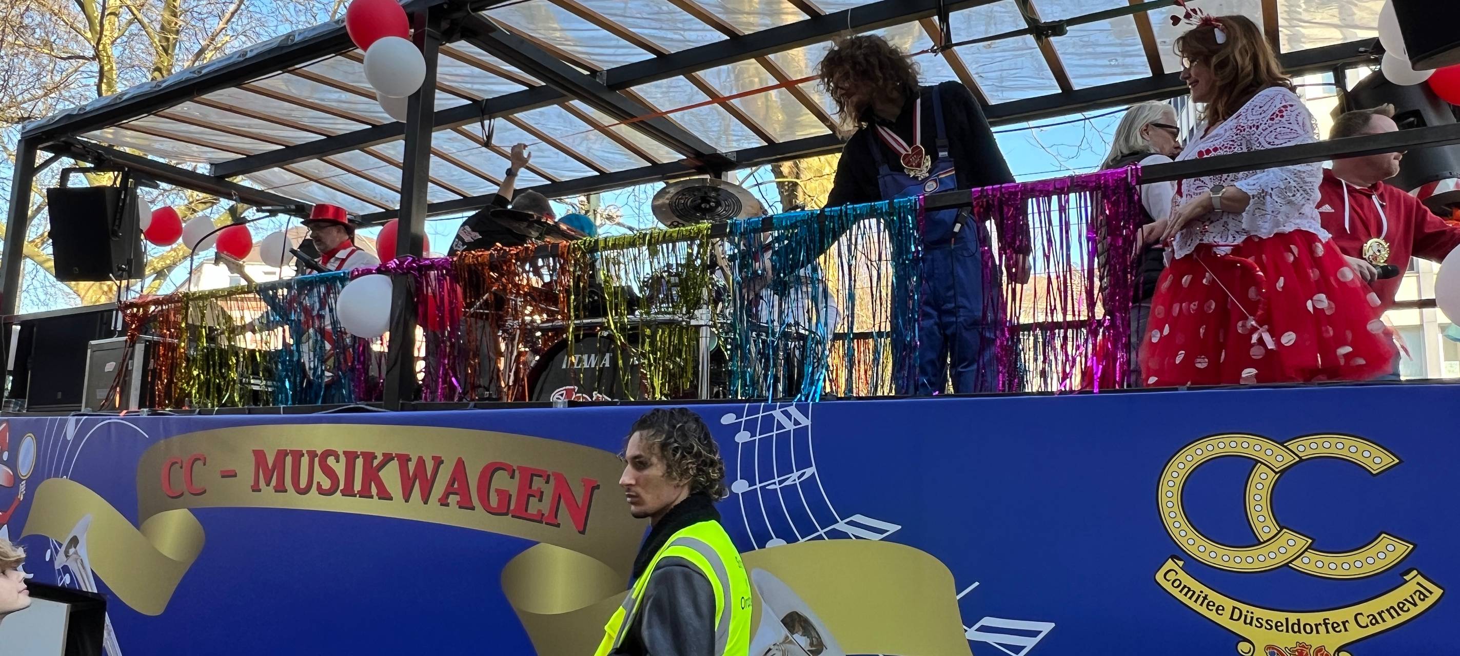 Der Musikwagen der Jollies auf dem Düsseldorfer Rosenmontagsumzug,