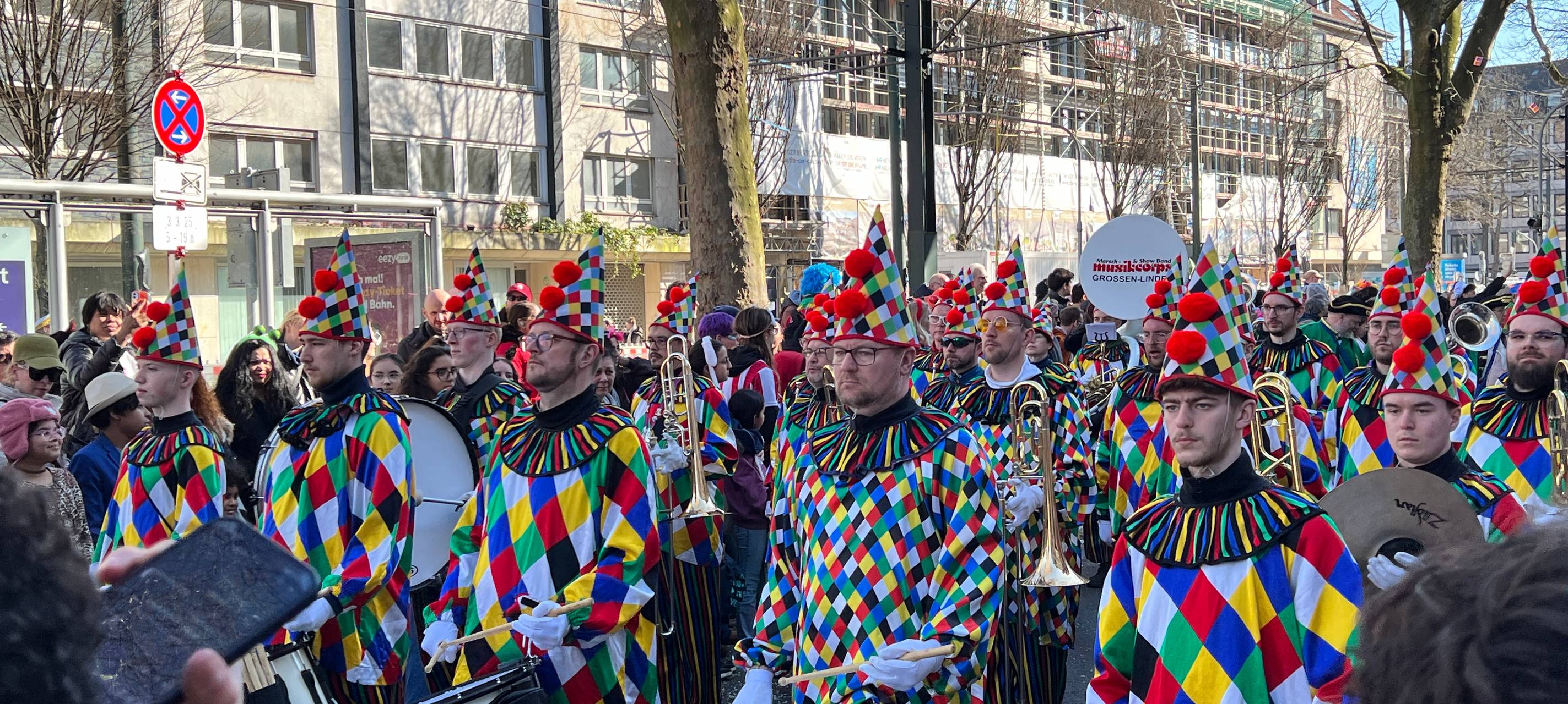 Eine bunte Blaskapelle auf dem Düsseldorfer Rosenmontagsumzug.