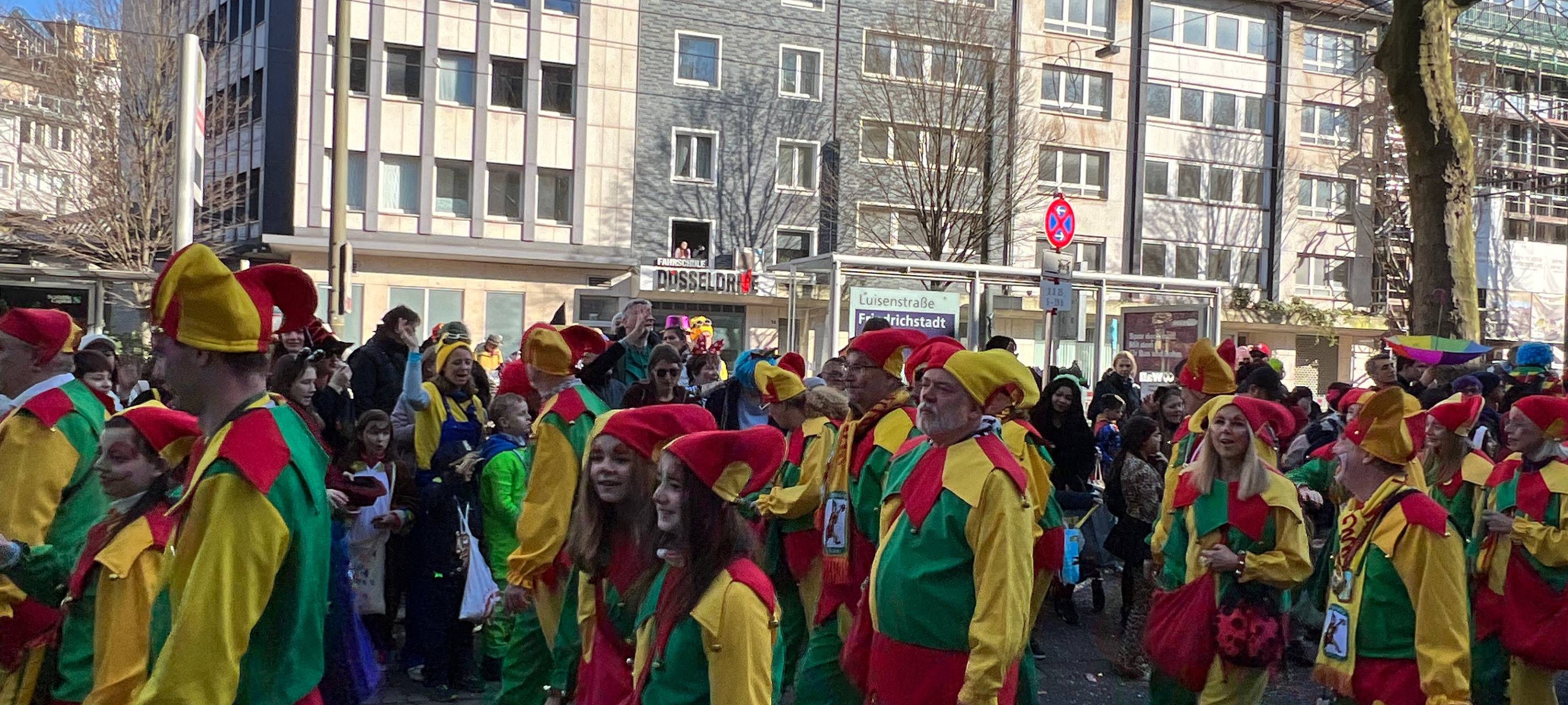 Eine der vielen Fußgruppen auf dem Düsseldorfer Rosenmontagsumzug.
