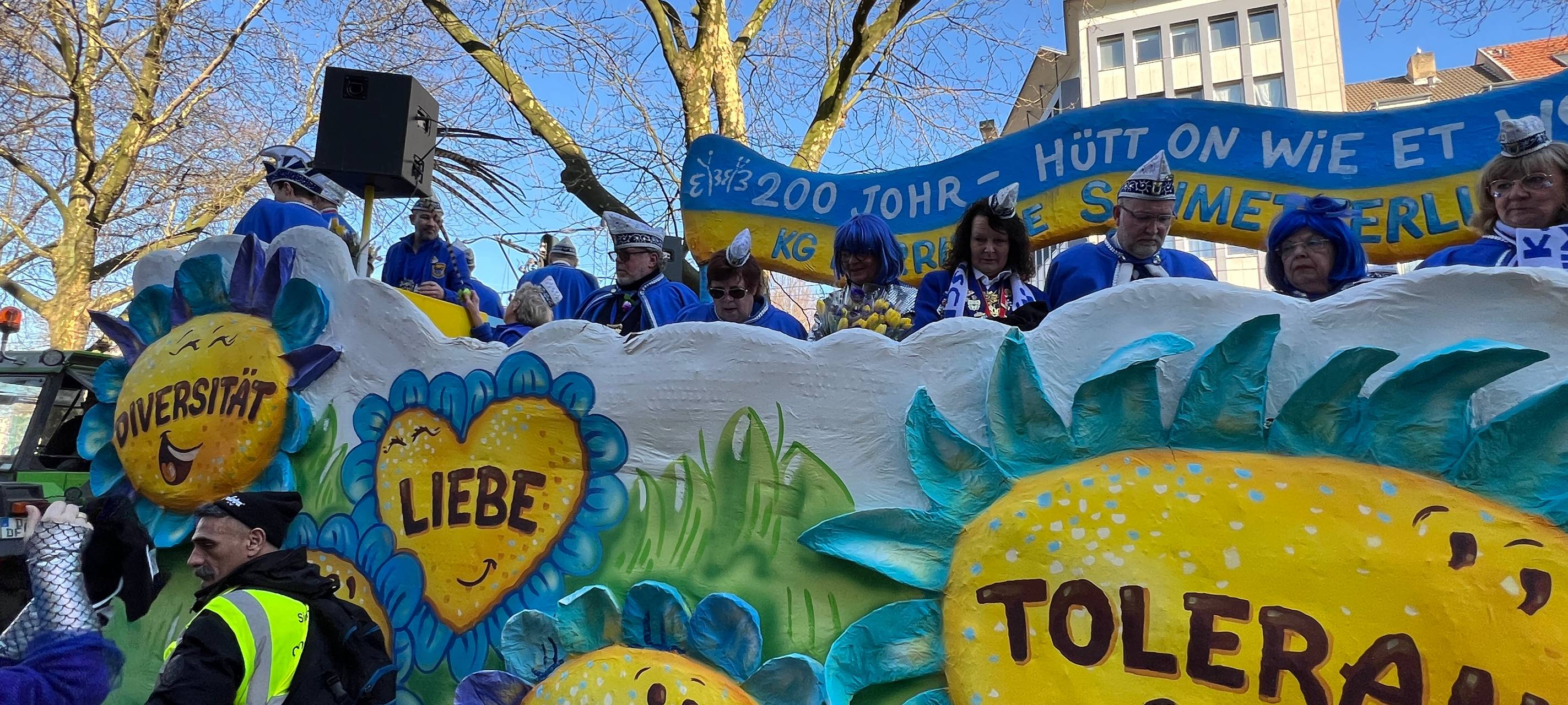Ein Wagen auf dem Rosenmontagsumzug, der ein Zeichen für ein friedliches Miteinander setzen will.
