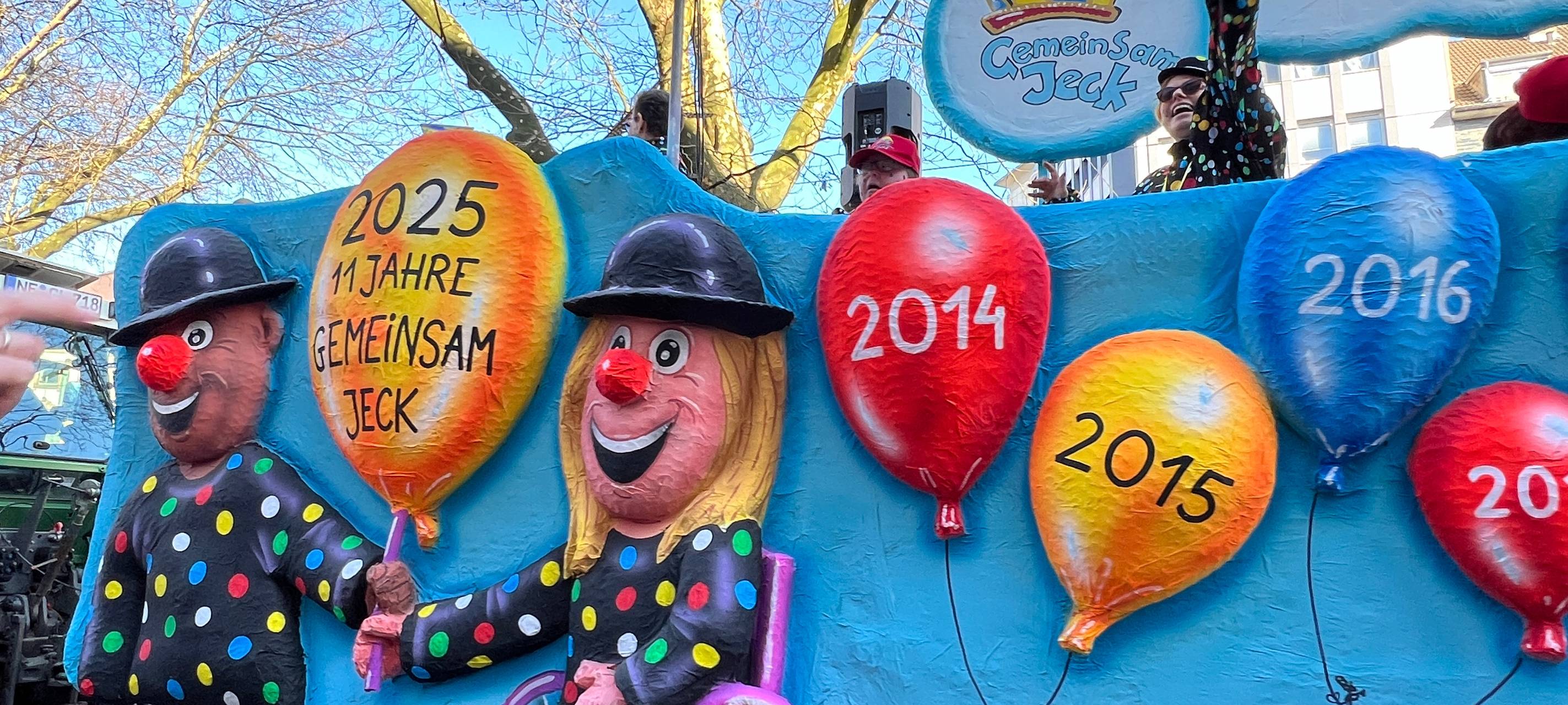 Ein Wagen auf dem Rosenmontagsumzug, der ein Zeichen für Diversität setzen möchte.