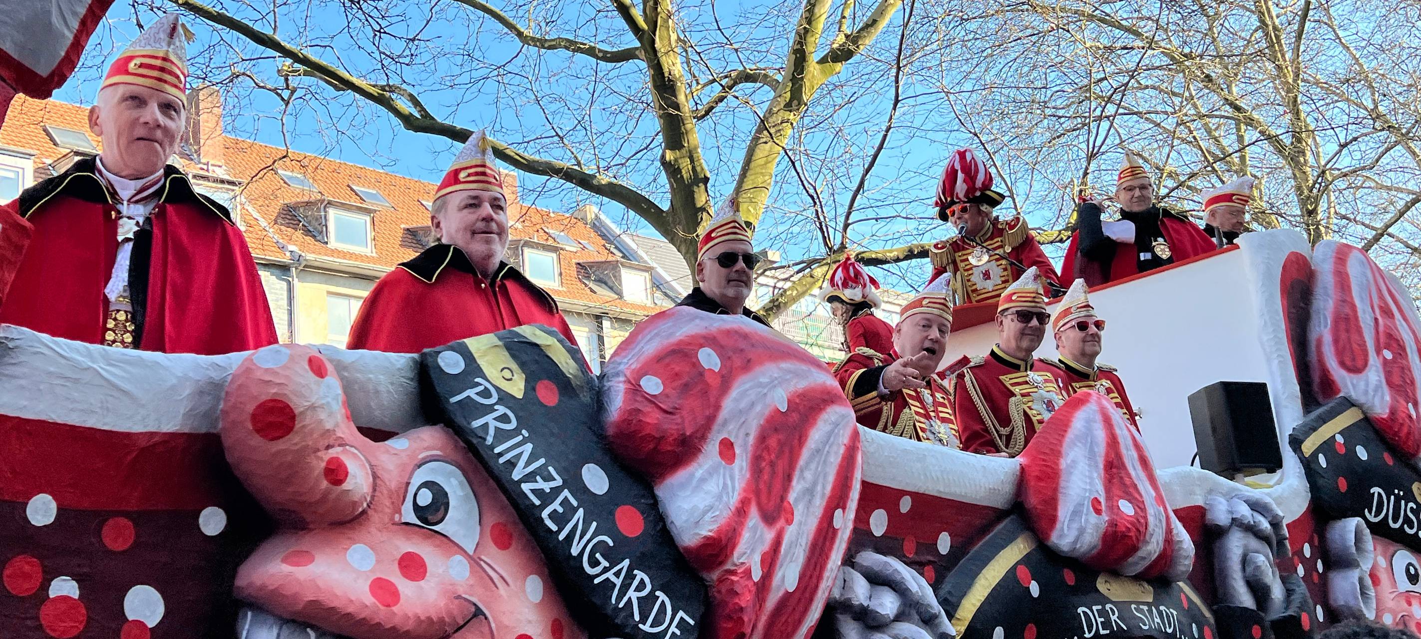 Ein Wagen der Prinzengarde auf dem Düsseldorfer Rosenmontagsumzug.