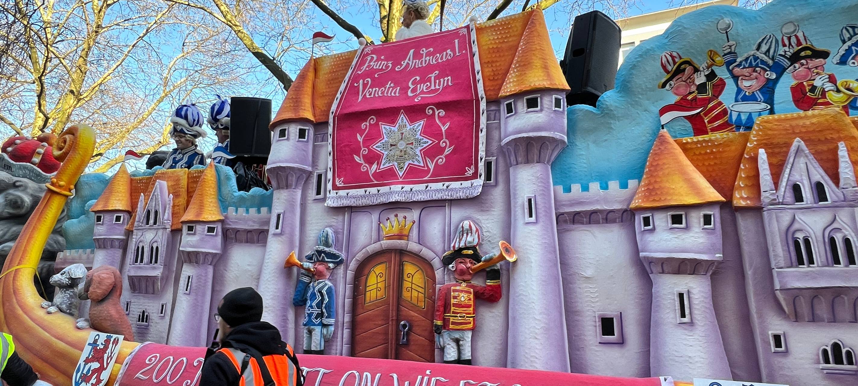 Der diesjährige Wagen des Düsseldorfer Prinzenpaares auf dem Rosenmontagsumzug.