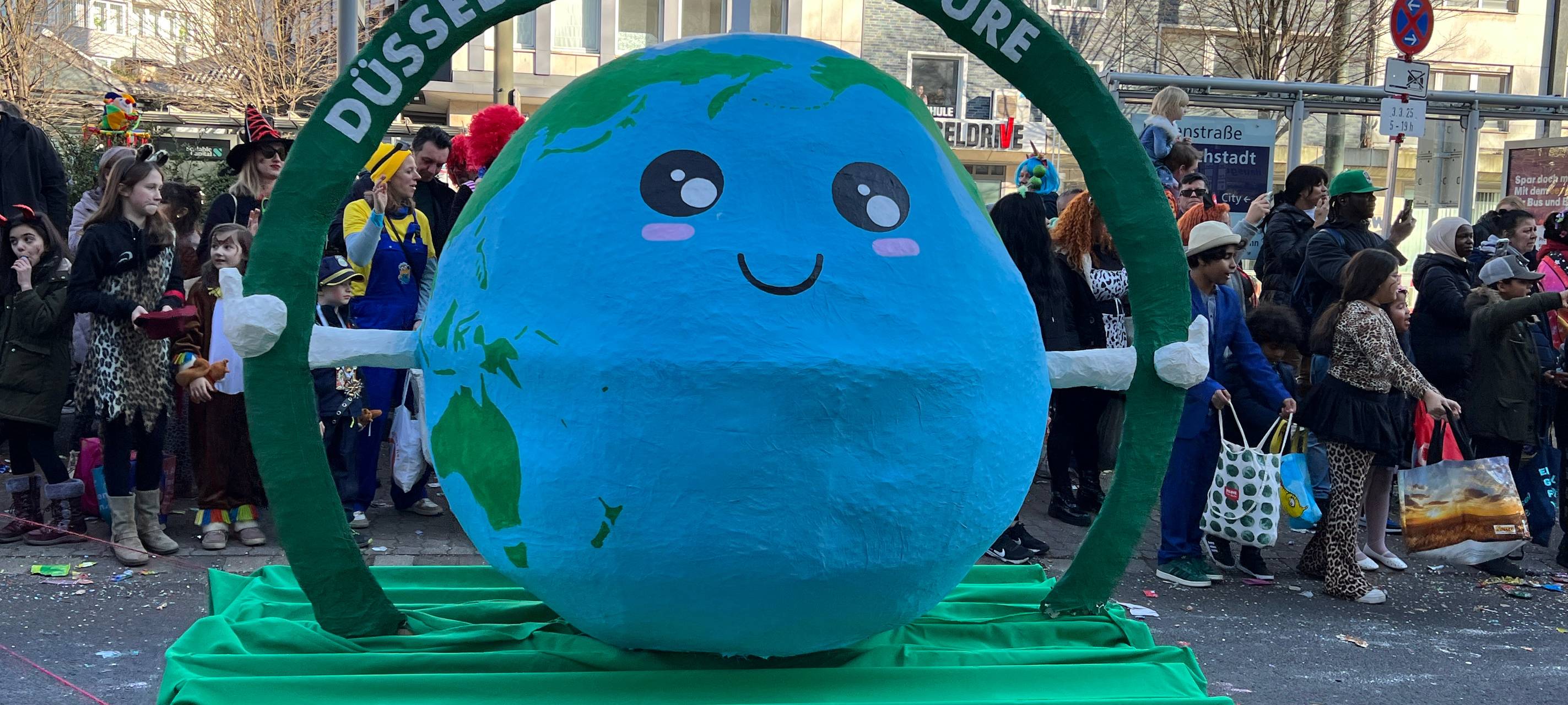 Der Klimawandel - auch beim diesjährigen Rosenmontagsumzug wieder ein großes Thema.