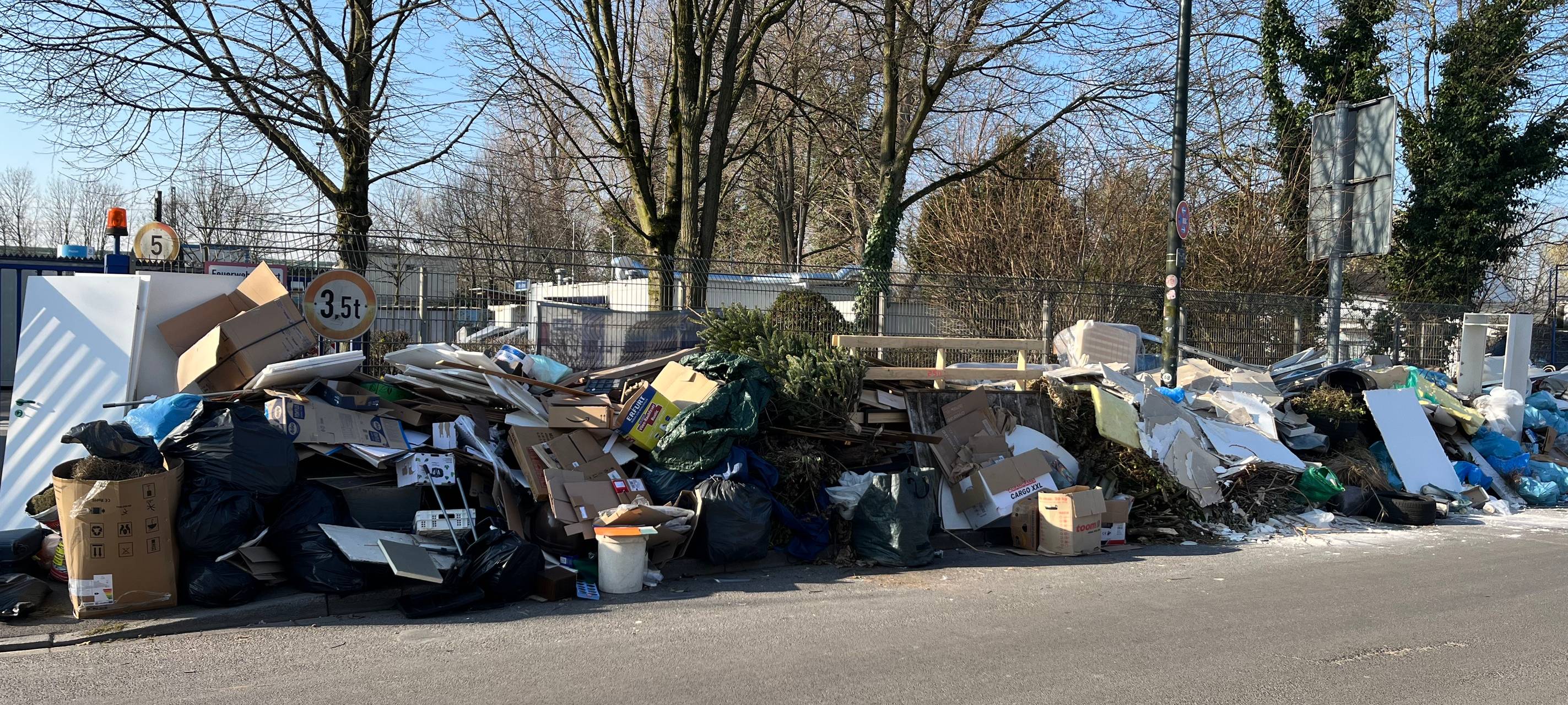 Illegal entsorgter Müll vor dem Recyclinghof in Flingern.