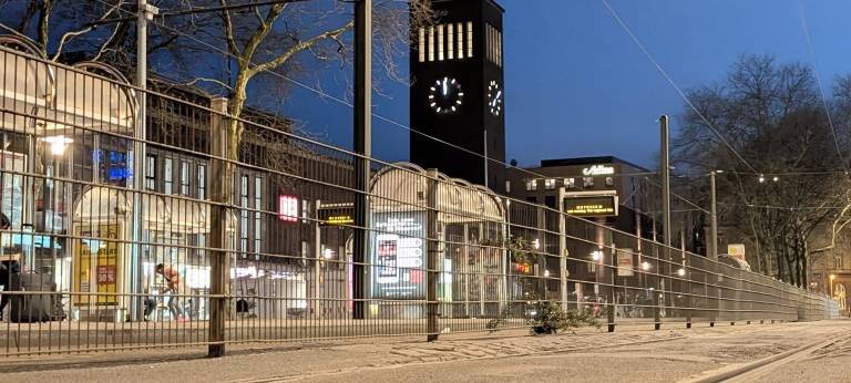 Der nächtliche Konrad-Adenauer Platz vor dem Hauptbahnhof. Die Straßen und Gleise sind auch wegen eines Streiks leer.
