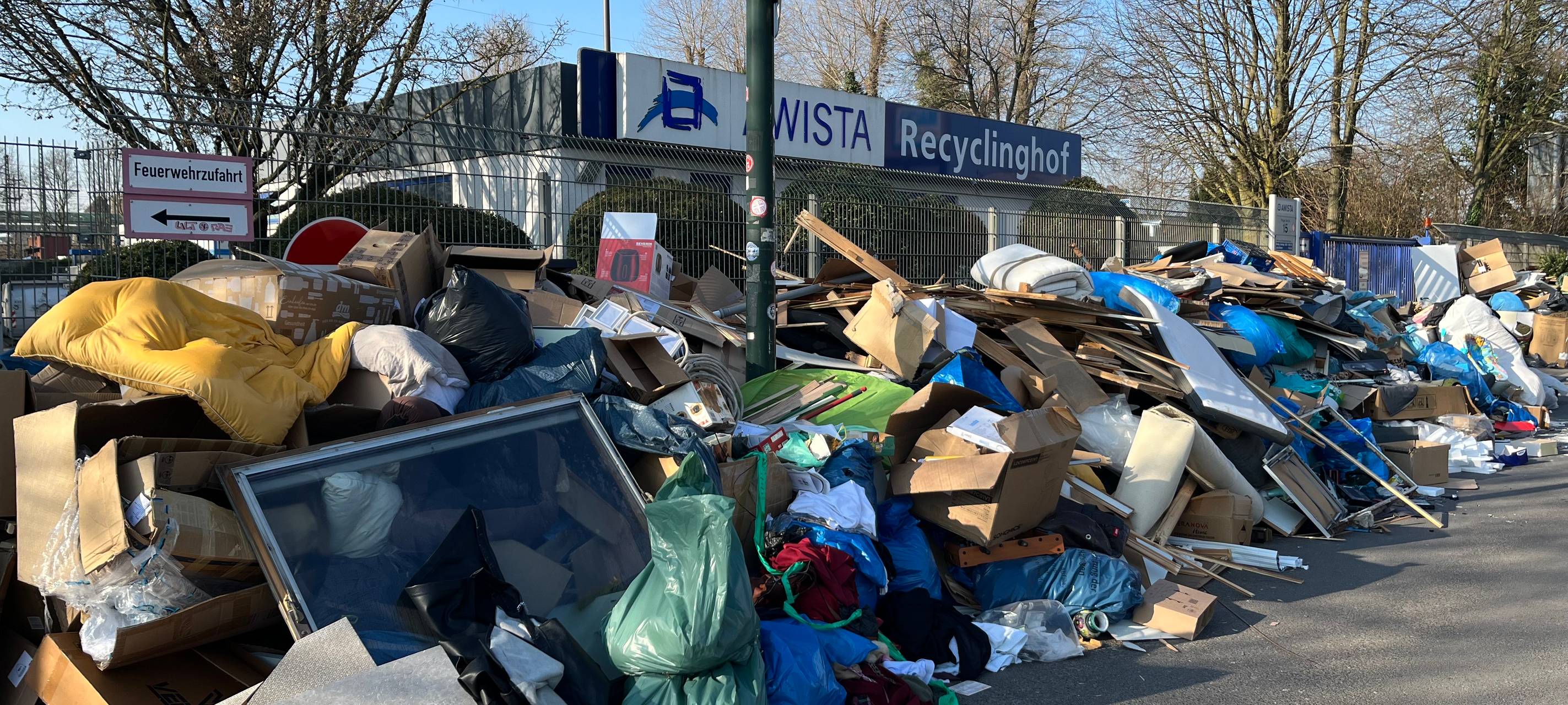 Illegal entsorgter Müll vor dem Recyclinghof in Flingern.