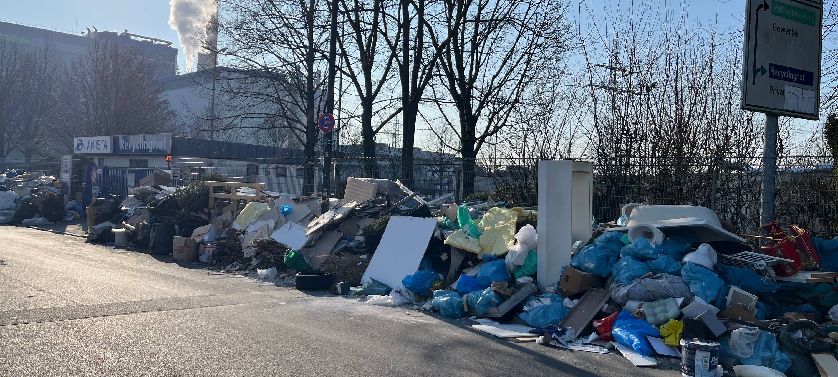 Illegal entsorgter Müll vor dem Recyclinghof in Flingern.