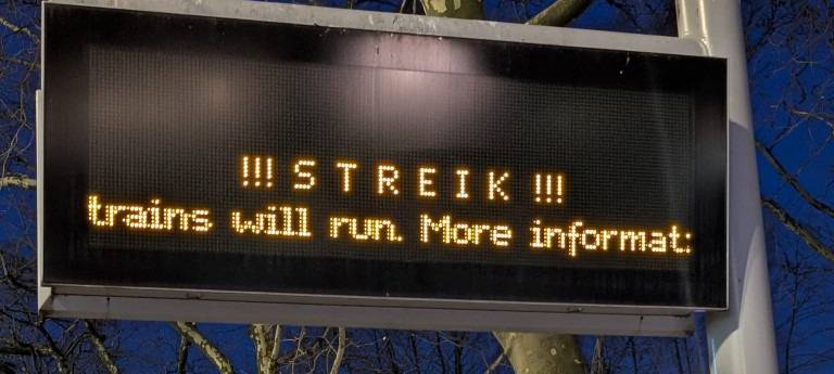 Ein Hinweisschild weist auf den Rheinbahn-Streik hin.