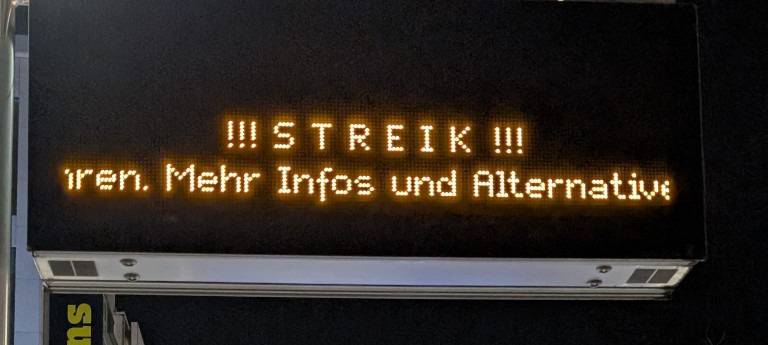 Ein Hinweisschild an der U-Bahn-Station Schadowstraße informiert über einen Streik bei der Rheinbahn.