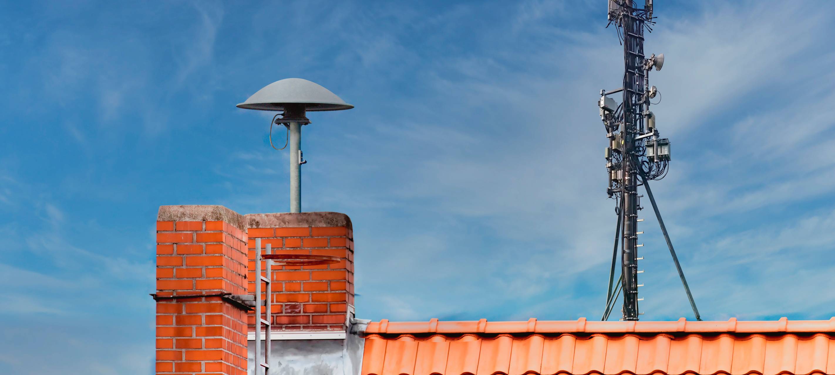 Alarmsirene auf einem Dach.