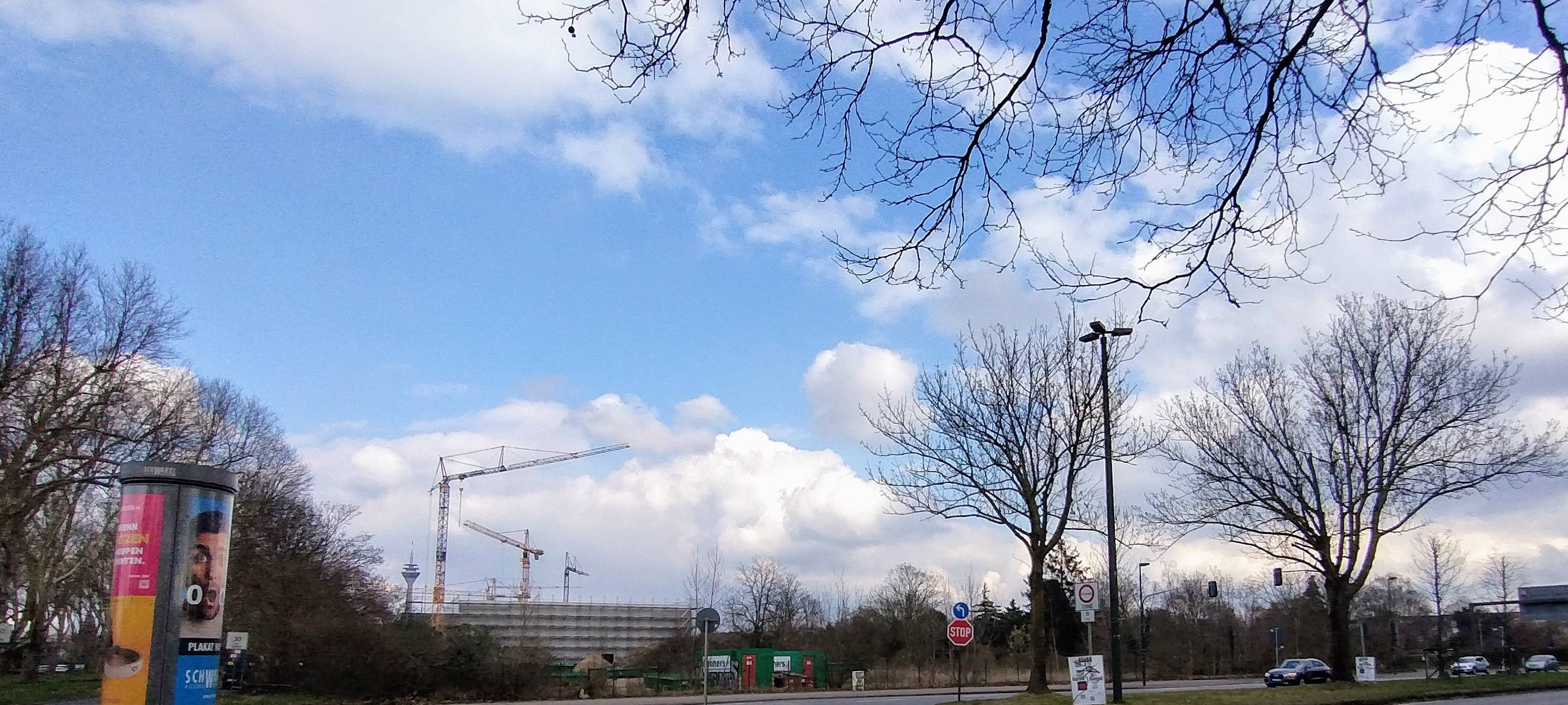 Kreuzung von Südring und Völklinger Straße. Hier könnte das "Meister-Quartier" für das Handwerk entstehen. Im Hintergrund drehen sich Kräne. Das Luisengymnasium und später auch Wohnungen werden hier ebenfalls gebaut.