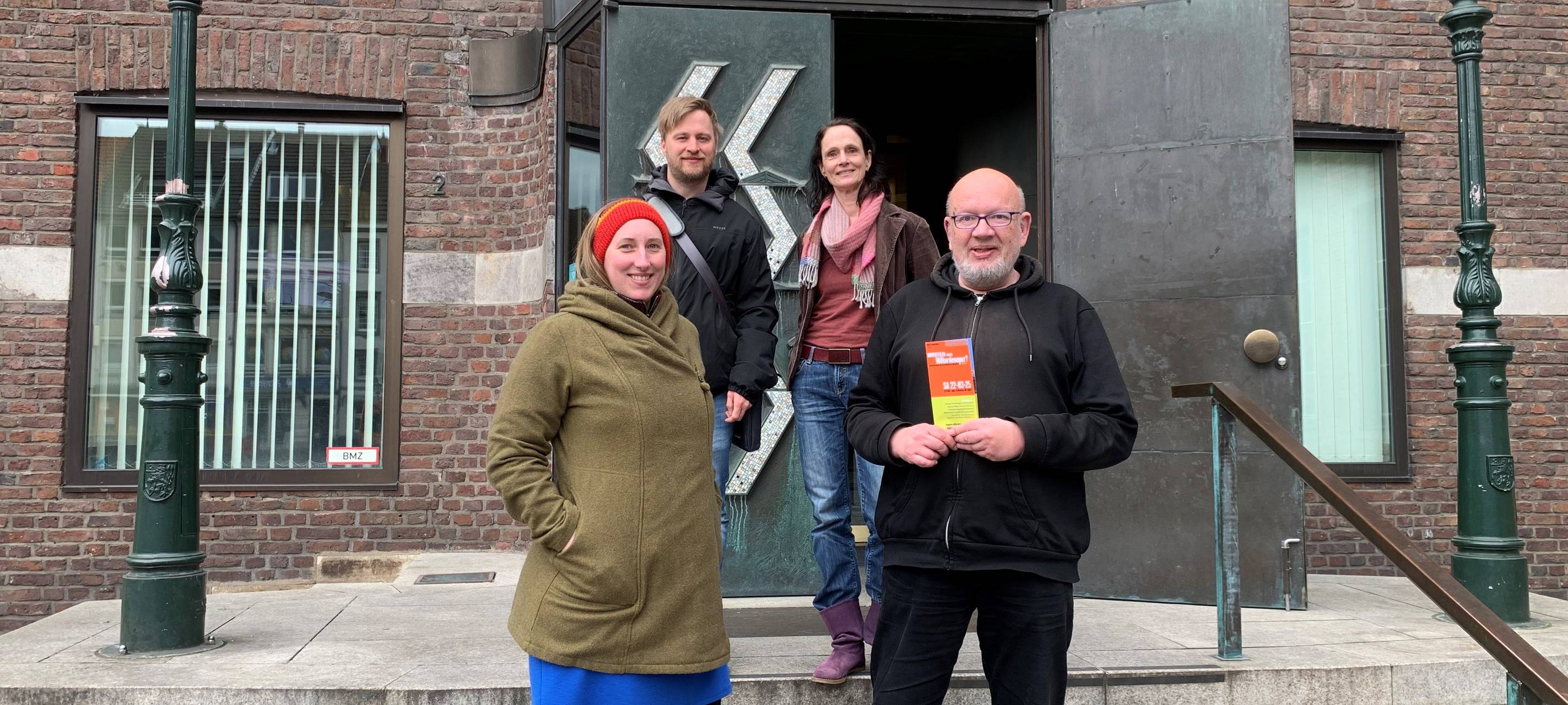 Politiker der Linken hier in Düsseldorf stehen vor dem Rathaus. Sie fordern einen Volksentscheid zur neuen Oper.