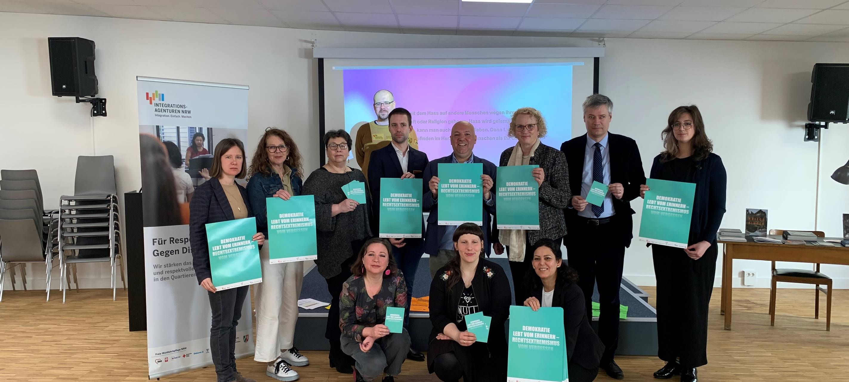 Vertreterinnen und Vertreter der Liga Wohlfahrt und des Netzwerks Düsseldorfer Integrationsagenturen bei der Vorstellung der neuen Plakataktion gegen Rassismus und Rechtsextremismus.