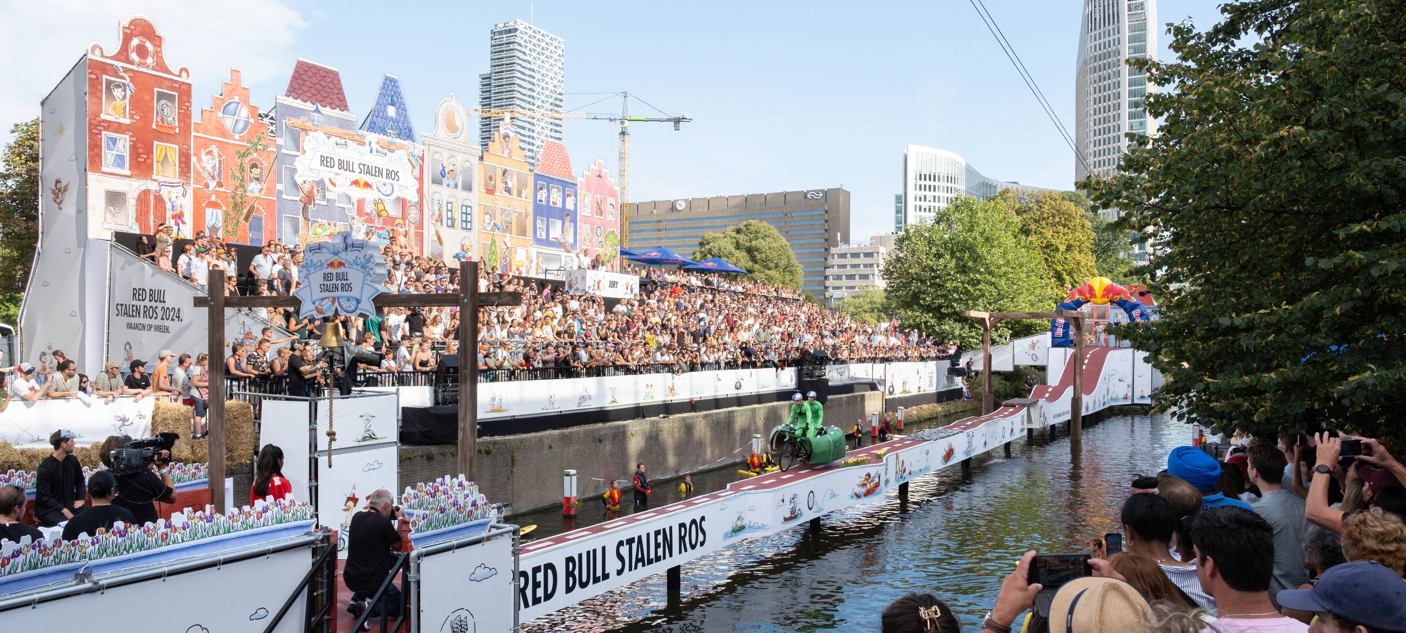 Ein Hindernisparcours auf dem Wasser, bei dem Radfahrer auf selbstgebauten Tandems zeigen, was sie können.