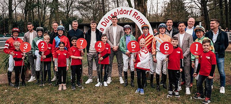 Teilnehmer und Fortuna-Paten beim Fortuna-Renntag auf der Rennbahn in Grafenberg.