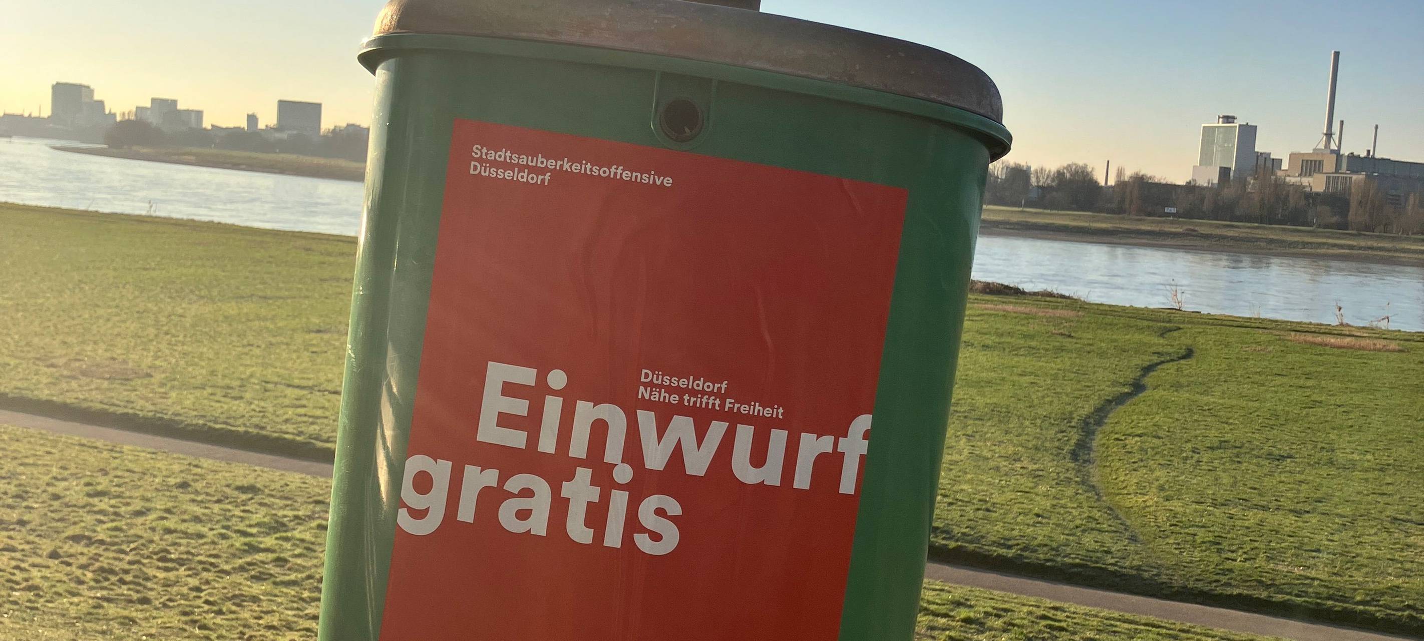 Eine Saisontonne wurde von der Stadt aufgestellt. Zu lesen ist "Einwurf gratis".