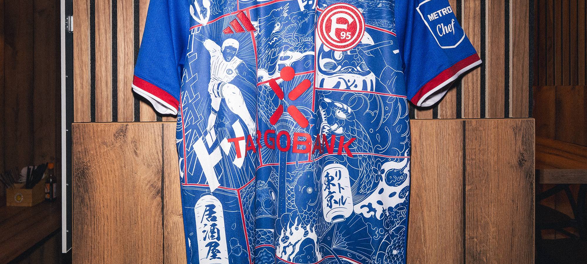 Ein Fortuna-Sondertrikot. Es zeigt eine Daruma; eine traditionelle japanische Figur, die oft als Symbol für Ausdauer, Zielstrebigkeit und Glück verwendet wird.