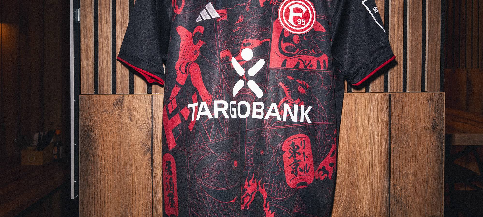 Ein Fortuna-Sondertrikot. Es zeigt eine Katana; ein traditionelles japanisches Schwert, das für seine lange, gebogene Klinge bekannt ist.