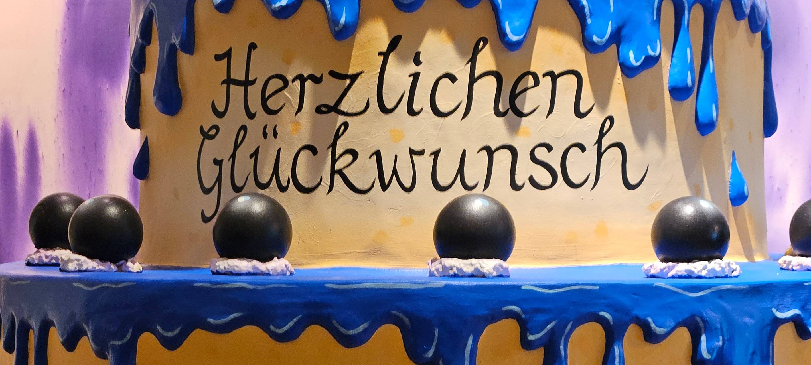 Große Torten Skulptur mit dem Schriftzug Herzlichen Glückwunsch Düwell
