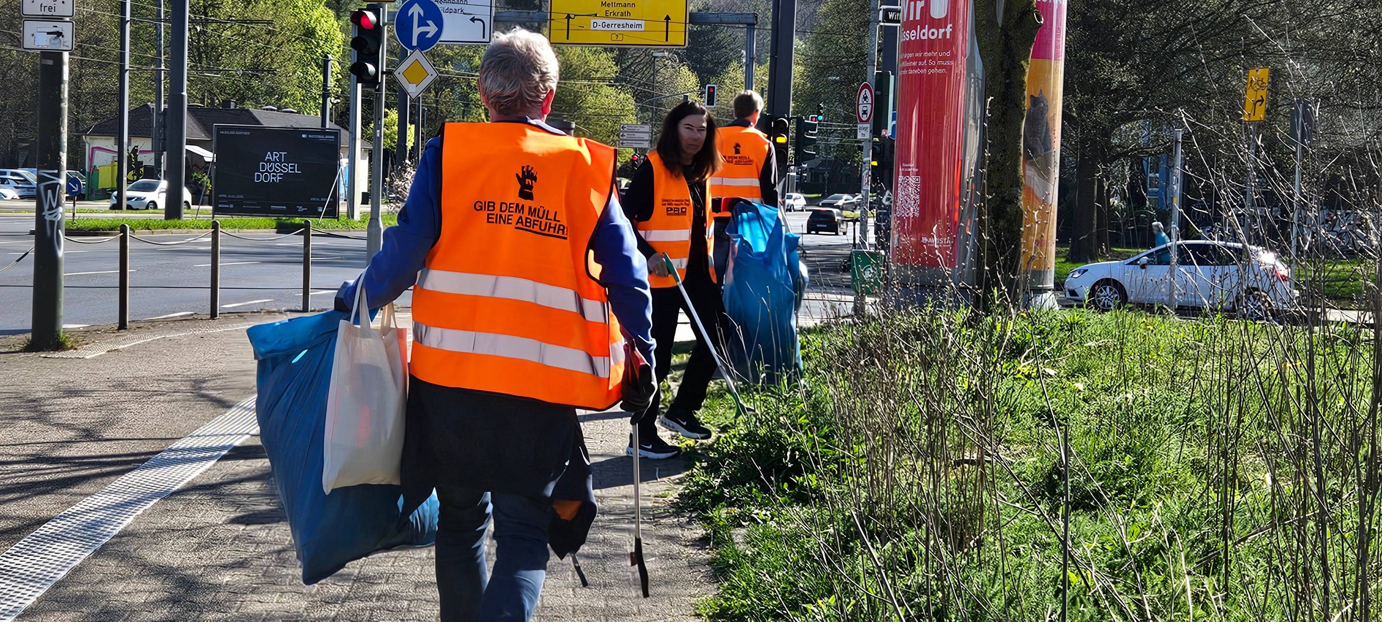 Freiwillige mit "gibt dem Müll eine Abfuhr" Warnweste