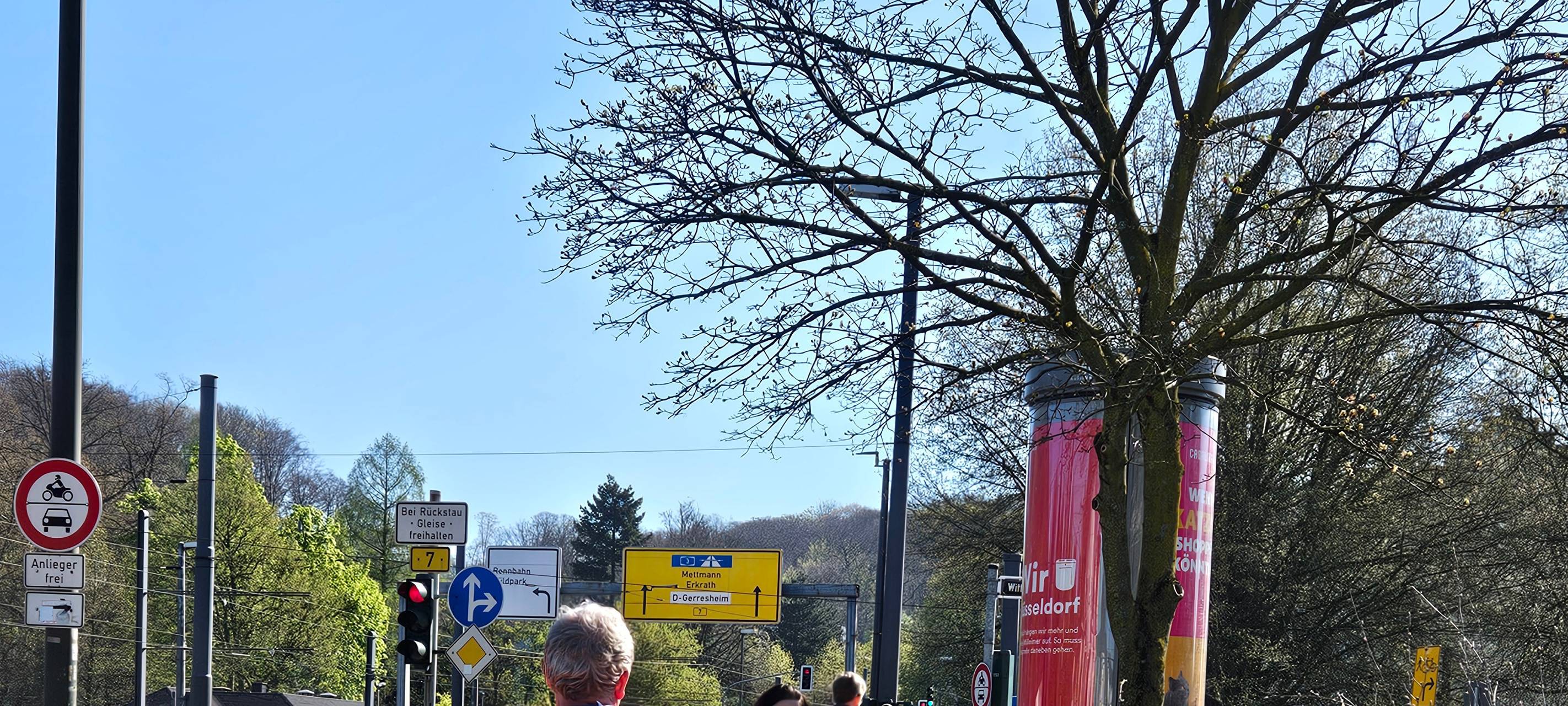Freiwillige mit "gibt dem Müll eine Abfuhr" Warnweste