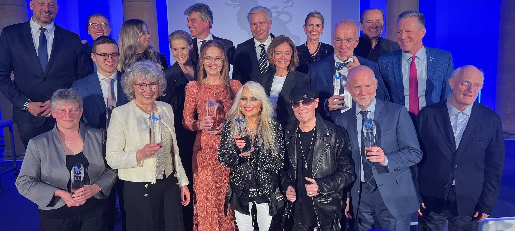 Die Gewinner des "Düsseldorfer des Jahres 2025". Im Zentrum steht Sängerin Doro Pesch.