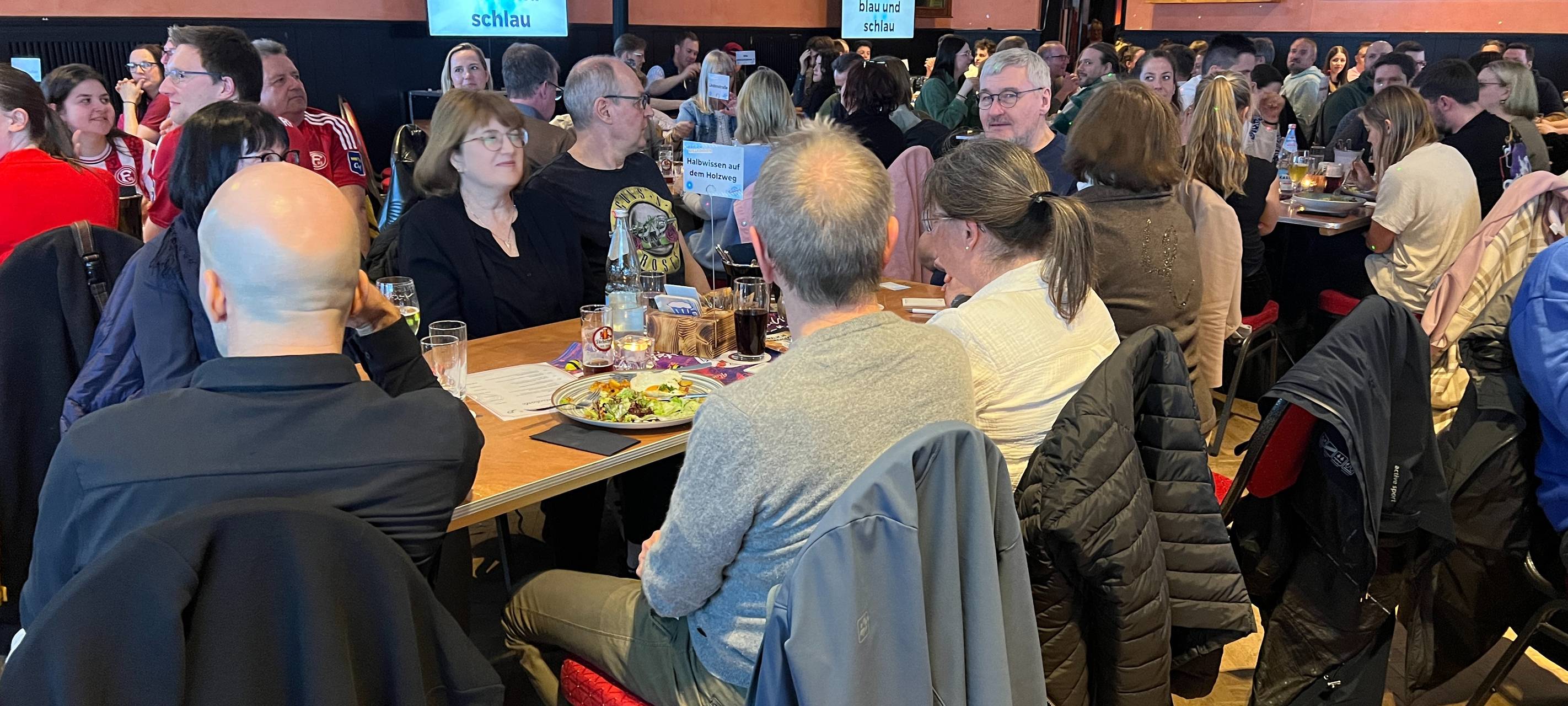 Das Team "Halbwissen auf dem Holzweg" beim Antenne-Düsseldorf-Kneipenquiz Vol.6