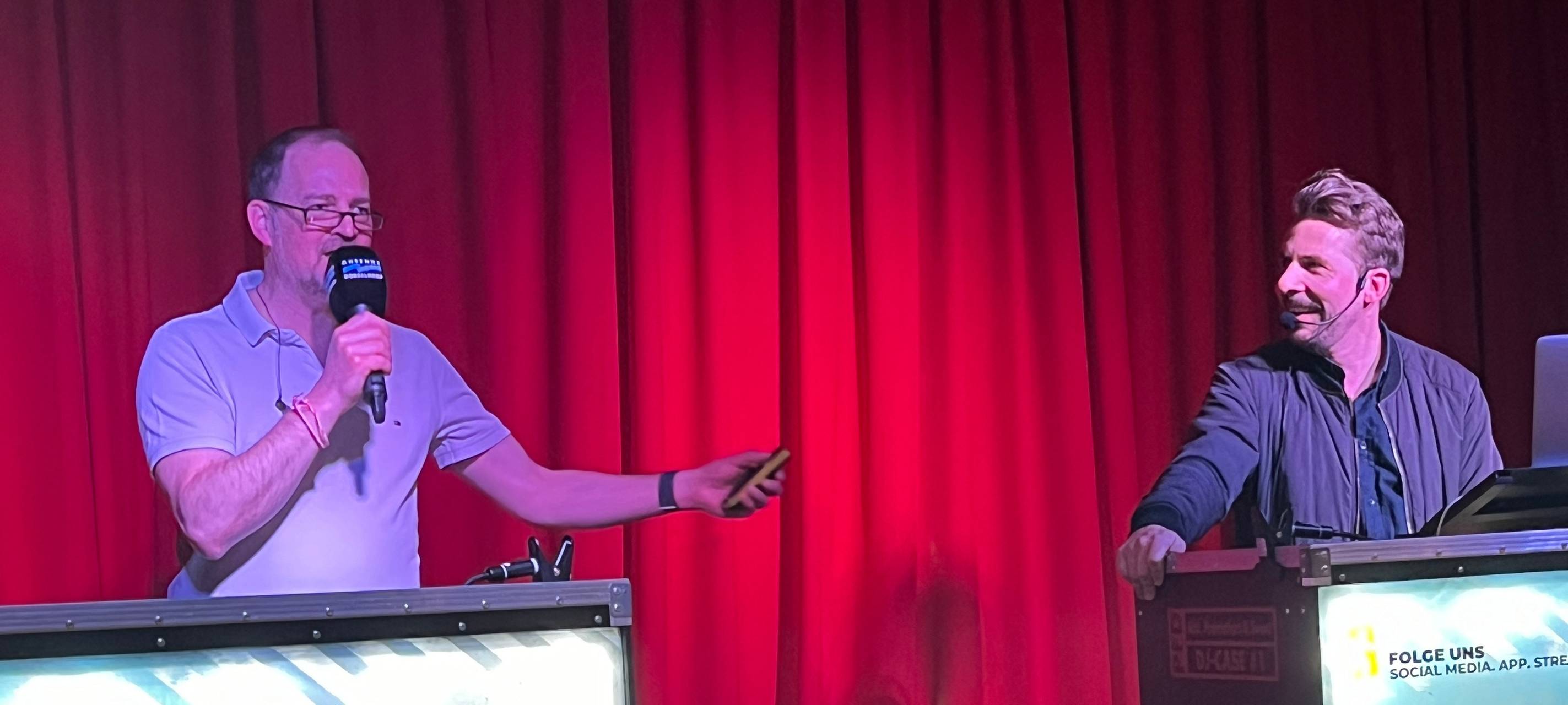 Die Moderatoren beim Antenne-Düsseldorf-Kneipenquiz Vol. 6 - Christian Zeelne und Arne Klüh