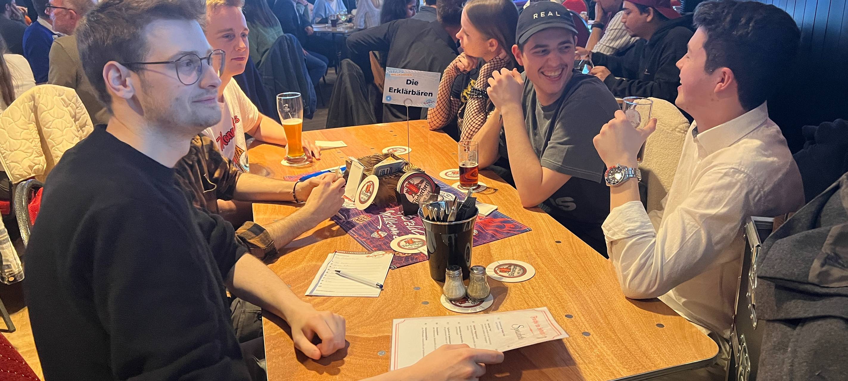 Das Team "Die Erklärbären" beim Antenne-Düsseldorf-Kneipenquiz Vol.6