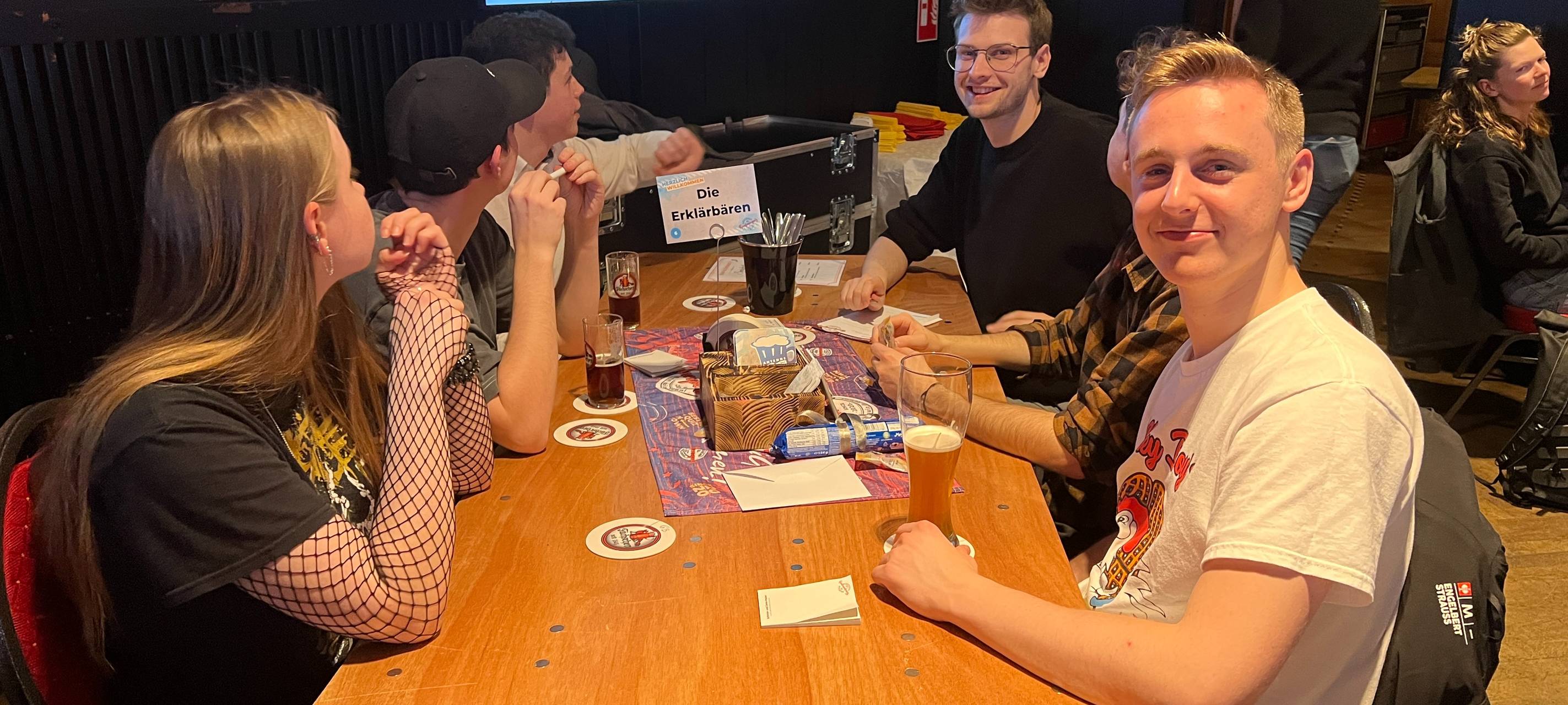 Das Team "Die Erklärbären" beim Antenne-Düsseldorf-Kneipenquiz Vol.6