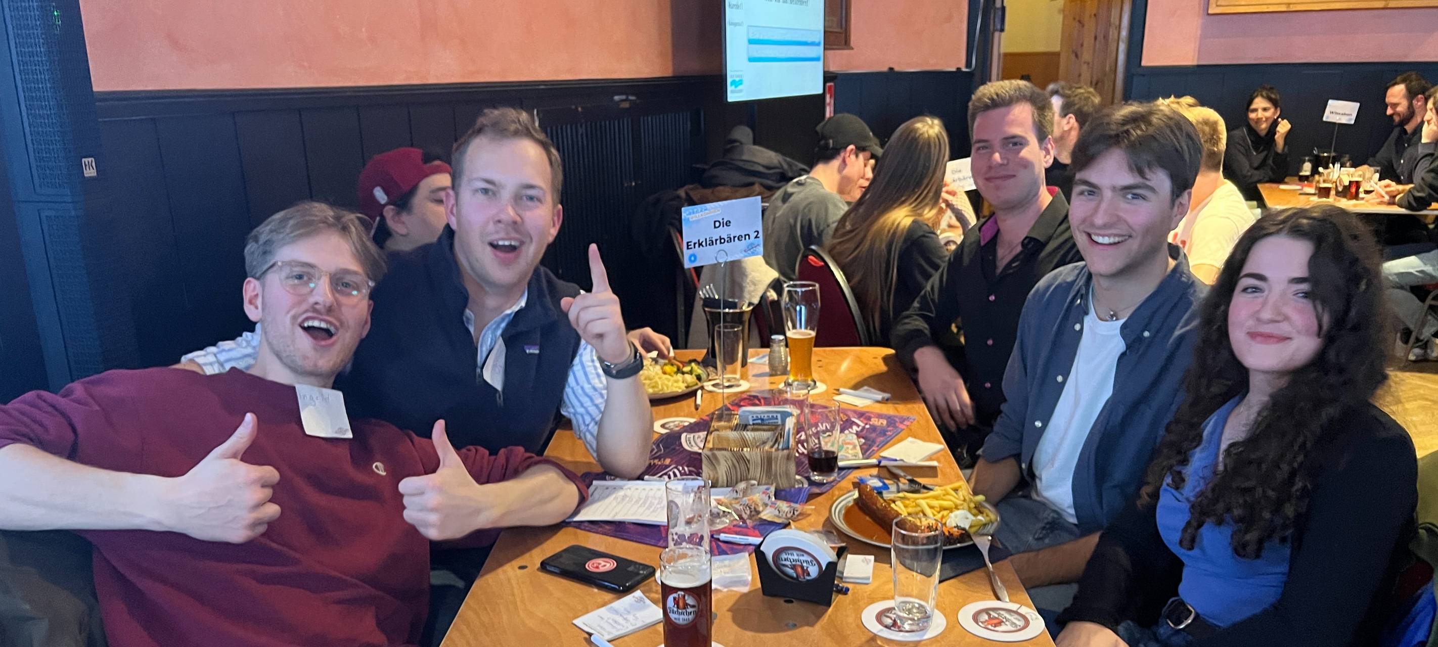 Das Team "Die Erklärbären 2" beim Antenne-Düsseldorf-Kneipenquiz Vol.6