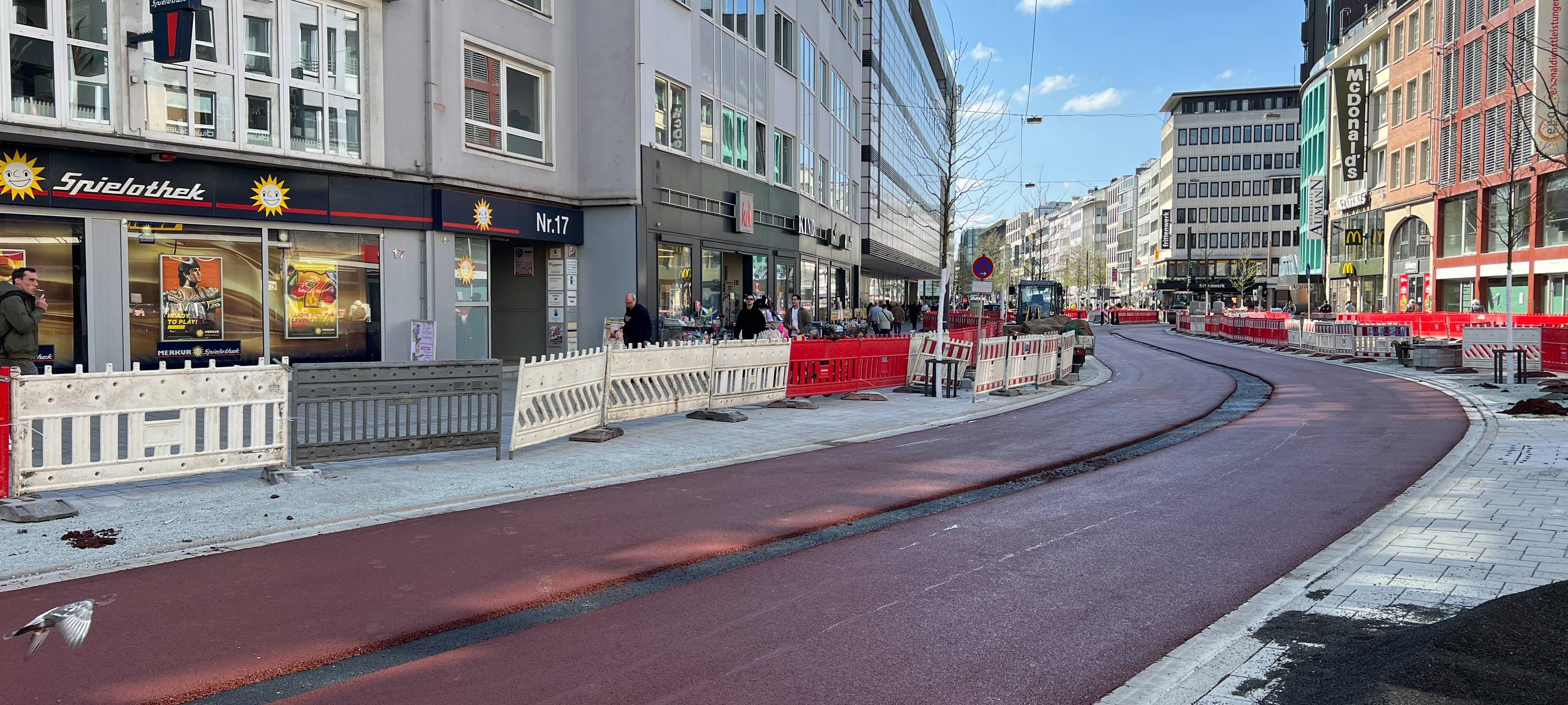 Die neue Fahrradstraße am Wehrhahn, erstmals mit einer flächendeckenden roten Asphaltierung