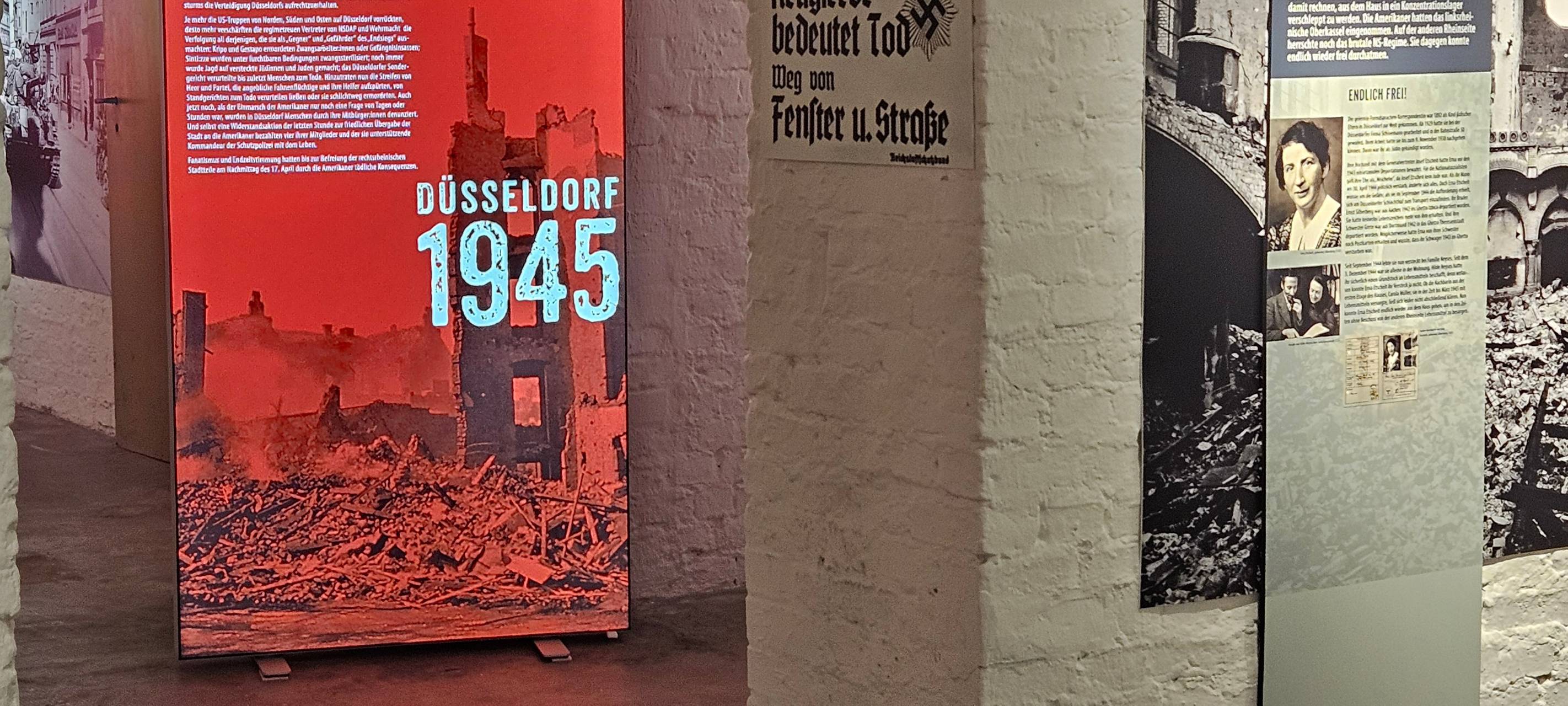 Infotafel zu der Ausstellung "Düsseldorf 1945. ÜberLeben in der Stadt" im Luftschutzbunker der Mahn- und Gedenkstätte.