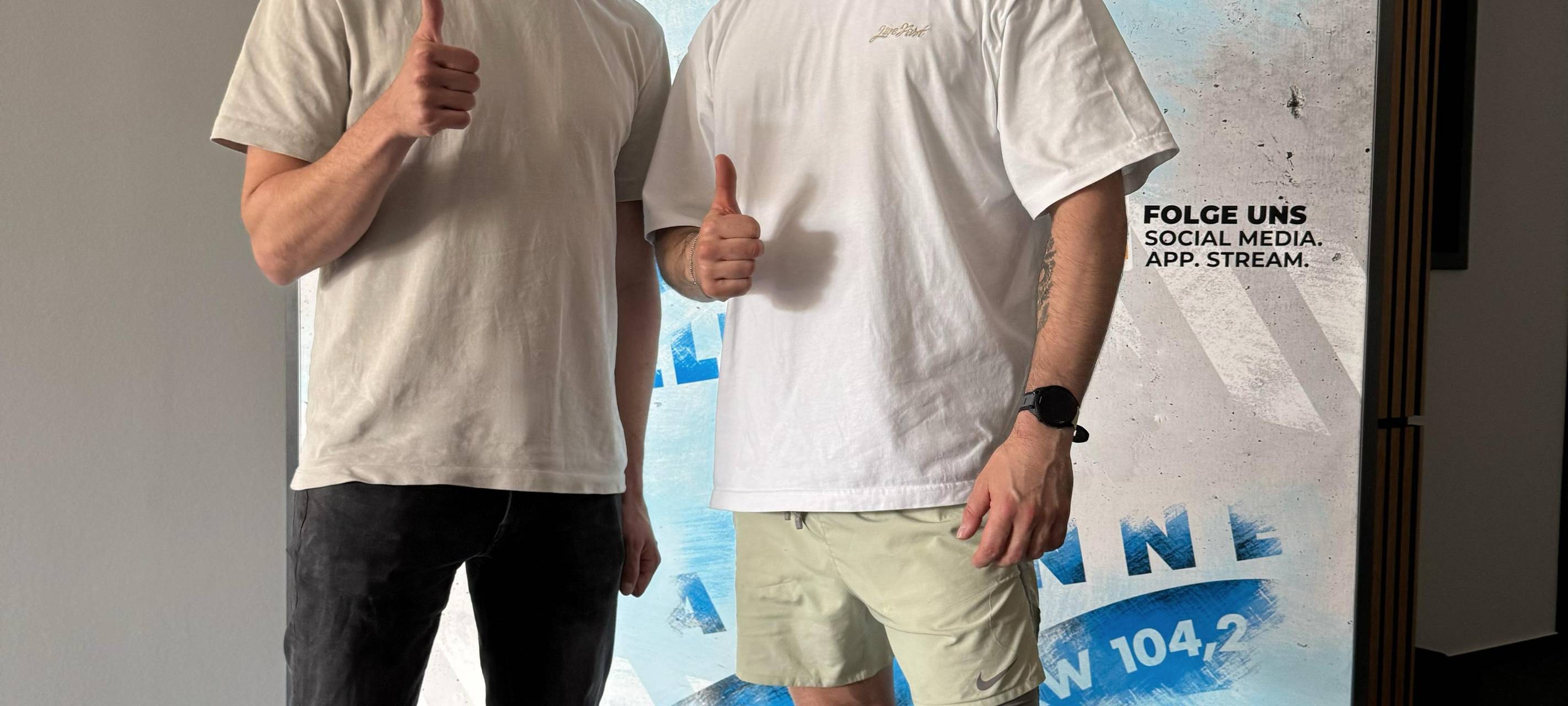 AD-Reporter Christopher Baczyk und Personal Trainer und Fitness-Experten Manuel Gajus in der Redaktion von Antenne Düsseldorf.