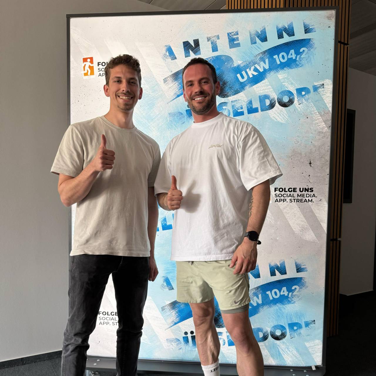 AD-Reporter Christopher Baczyk und Personal Trainer und Fitness-Experten Manuel Gajus in der Redaktion von Antenne Düsseldorf.