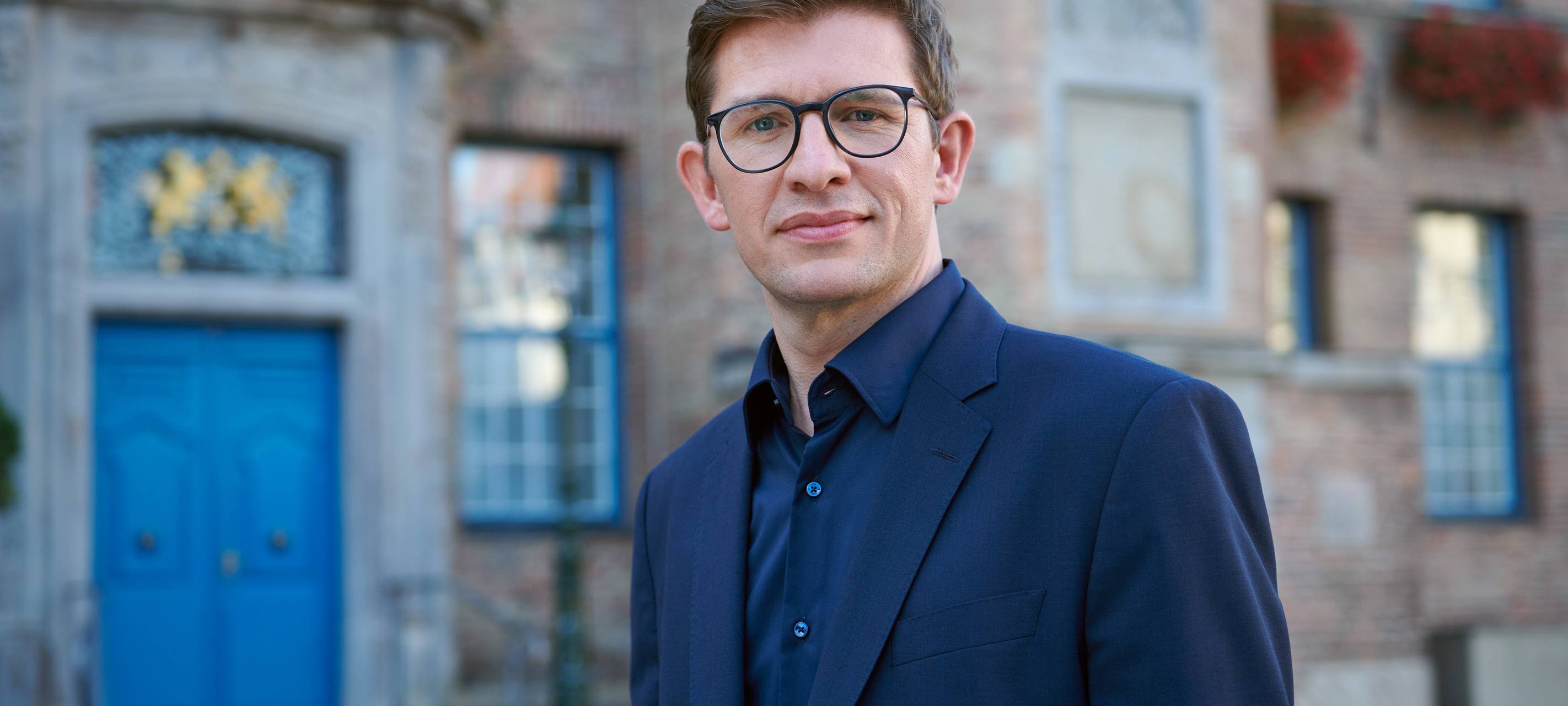 Fabian Zachel, OB-Kandidat der SPD, vor dem Düsseldorfer Rathaus.