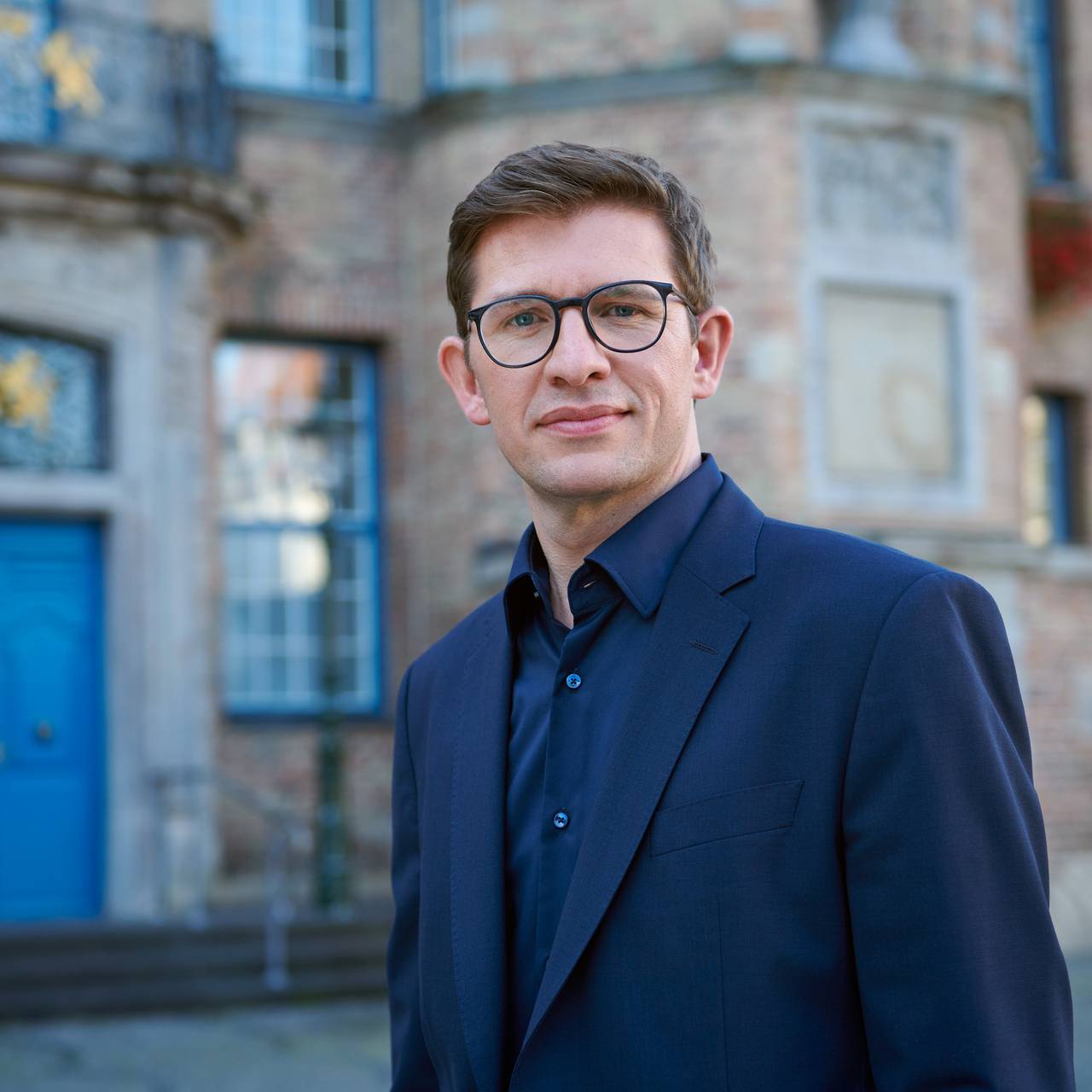 Fabian Zachel, OB-Kandidat der SPD, vor dem Düsseldorfer Rathaus.