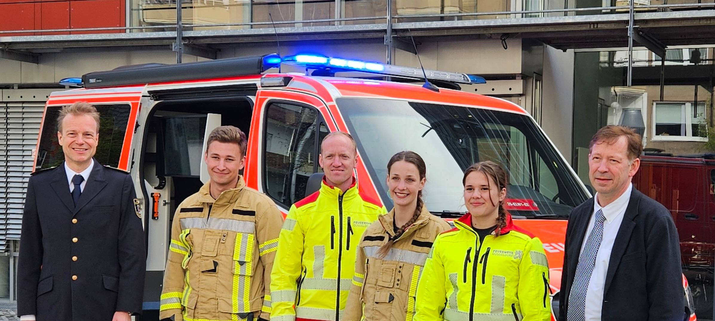 Feuerwehr Auszubildende, Feuerwehr Leiter David von der Lieth und Stadtdirektor Hintzsche vor neuem Einsatzleitwagen