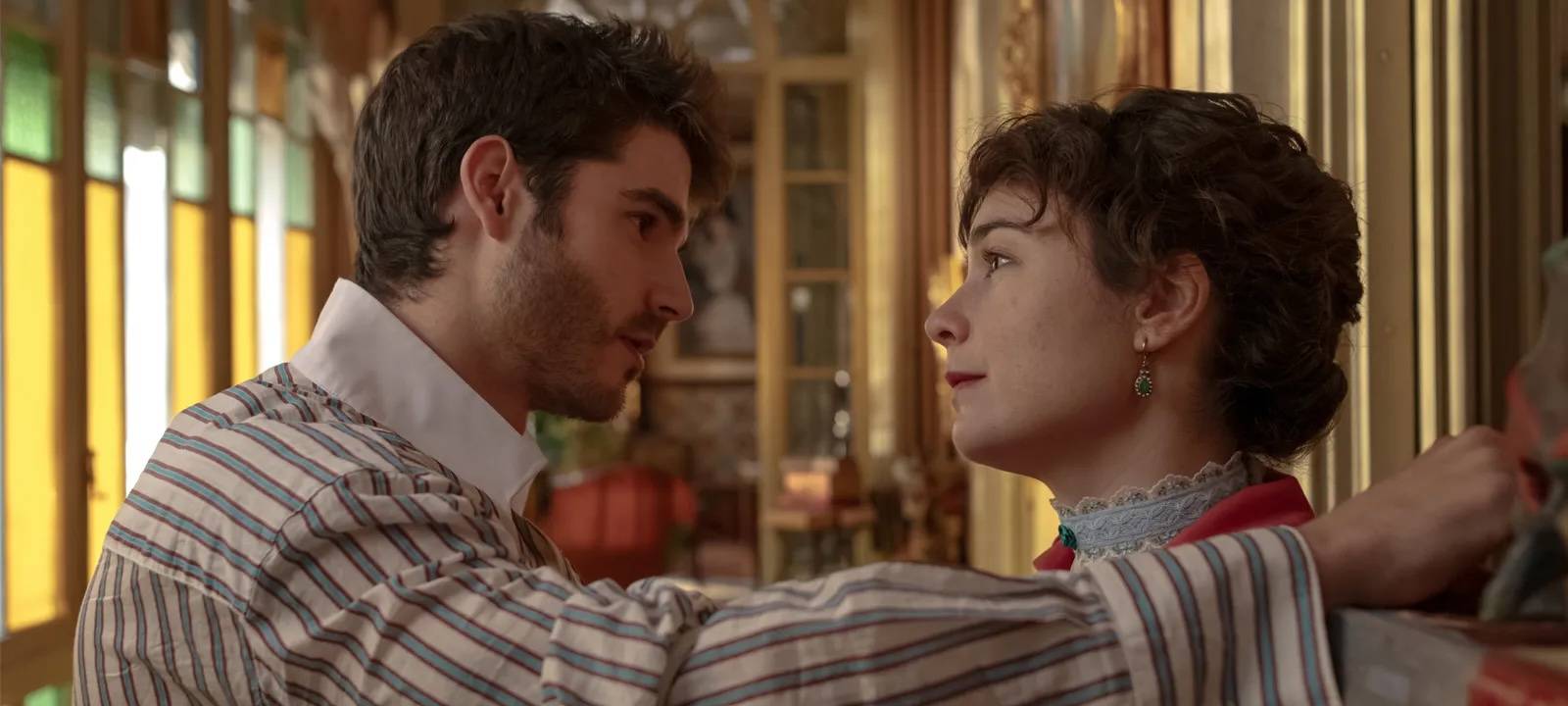 Auch Elena verliebt sich.