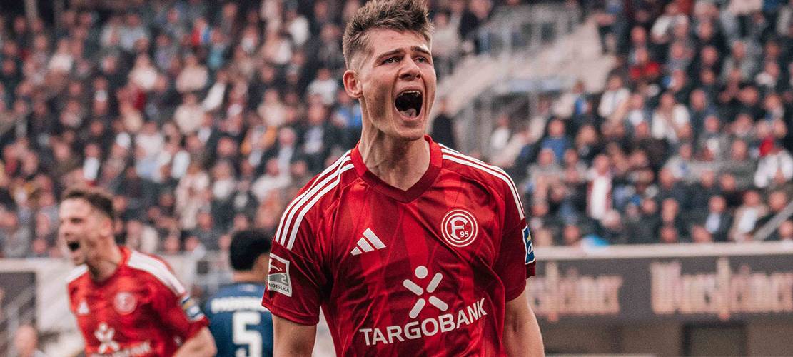 Fortuna-Stürmer Dany Schmidt bejubelt ein Tor in Paderborn.