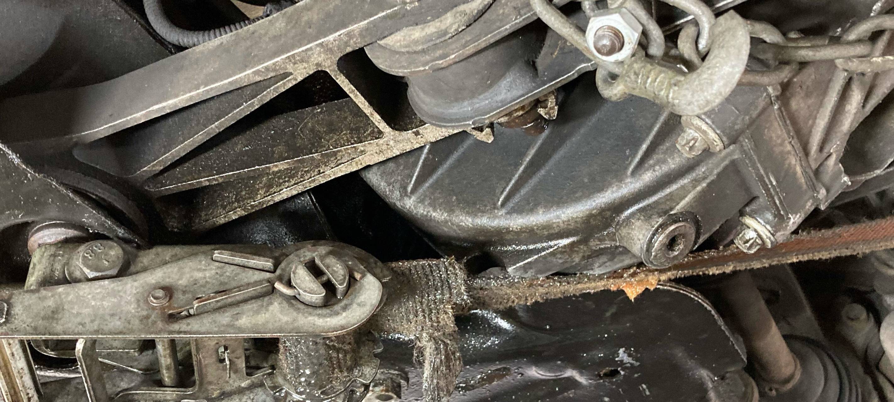 Getriebeblock mit Kette und Spanngurt befestigt.