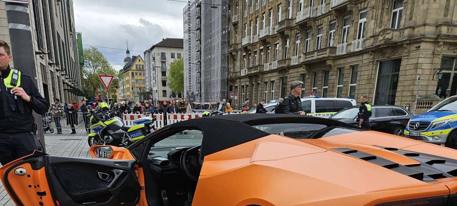 Ein orange-schwarzer Sportwagen bei einer Polizeikontrolle am "Car-Freitag"