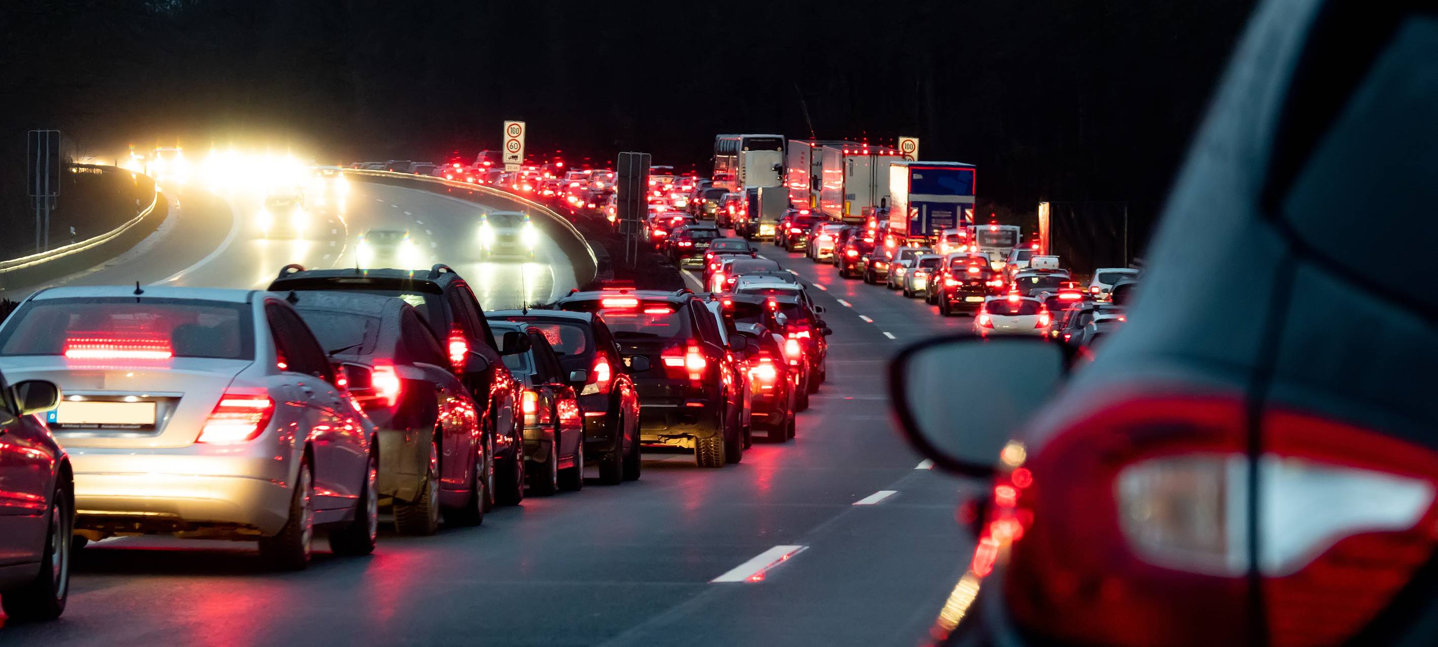 Autos auf einer Autobahn bilden eine Rettungsgasse. Sie bietet Platz für Einsatzkräfte, die zum Unfallort fahren müssen.