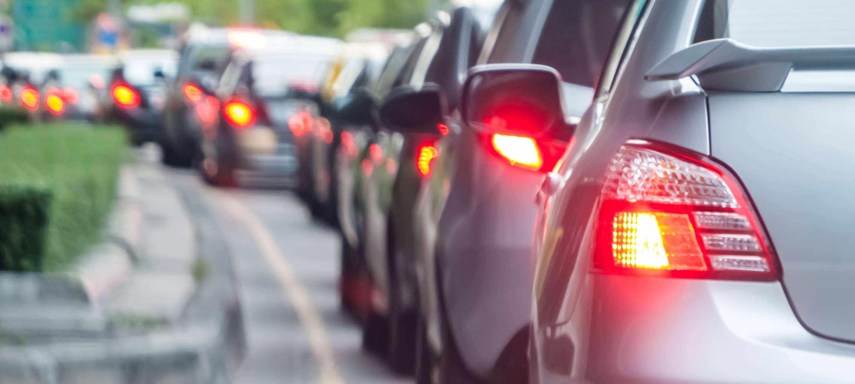 Autos stehen auf einer Autobahn im Stau.