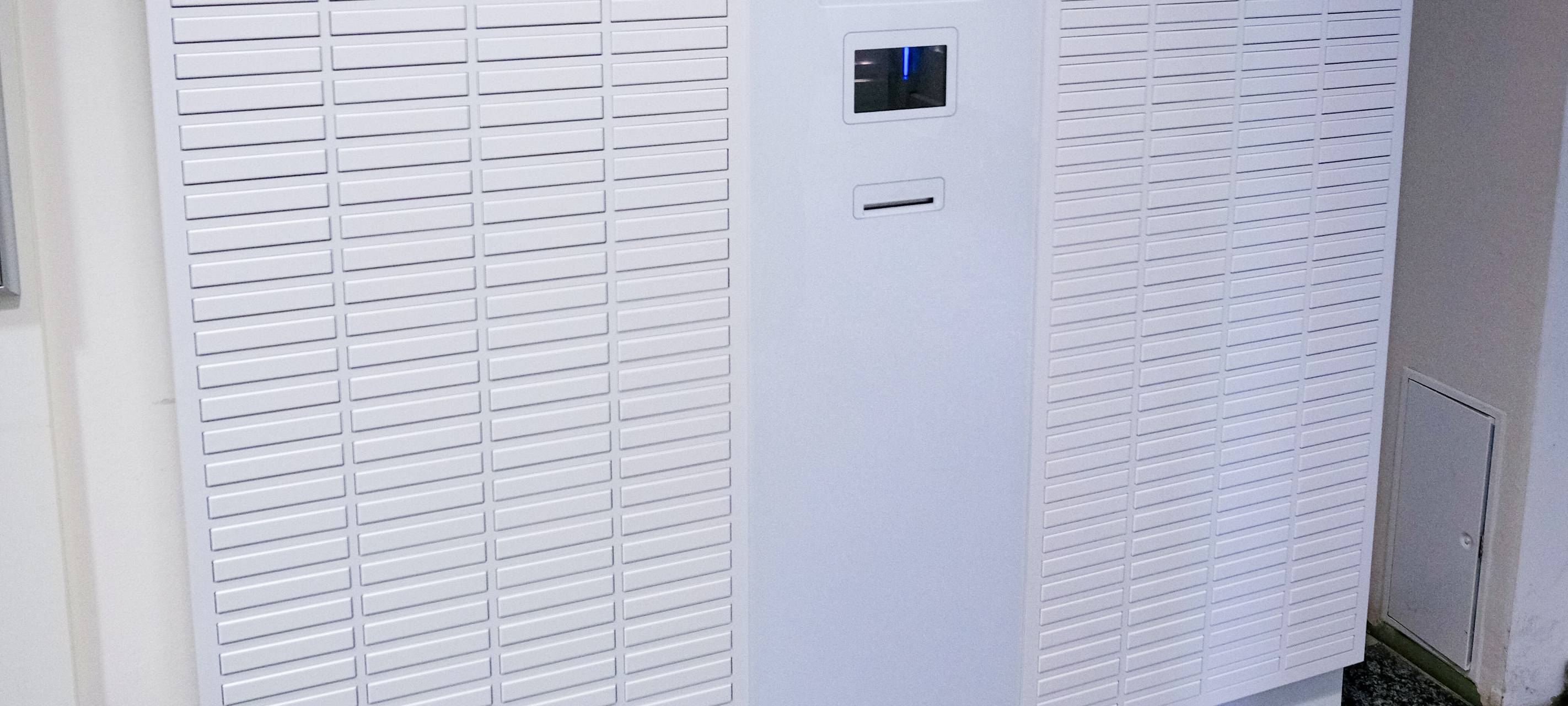 Weiße Ausgabebox für Dokumente, in der Mitte ein kleiner Bildschirm