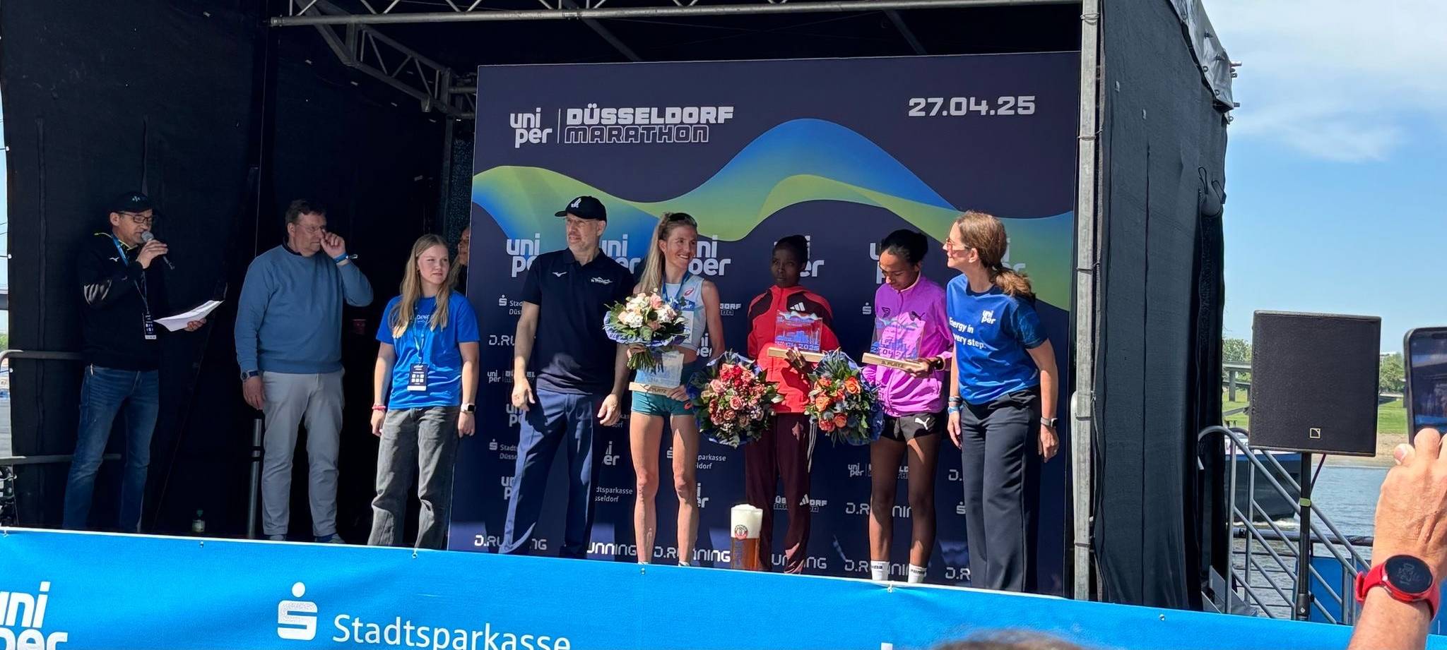 Siegerehrung der Frauen beim großen Düsseldorf Marathon auf dem Marktplatz.
