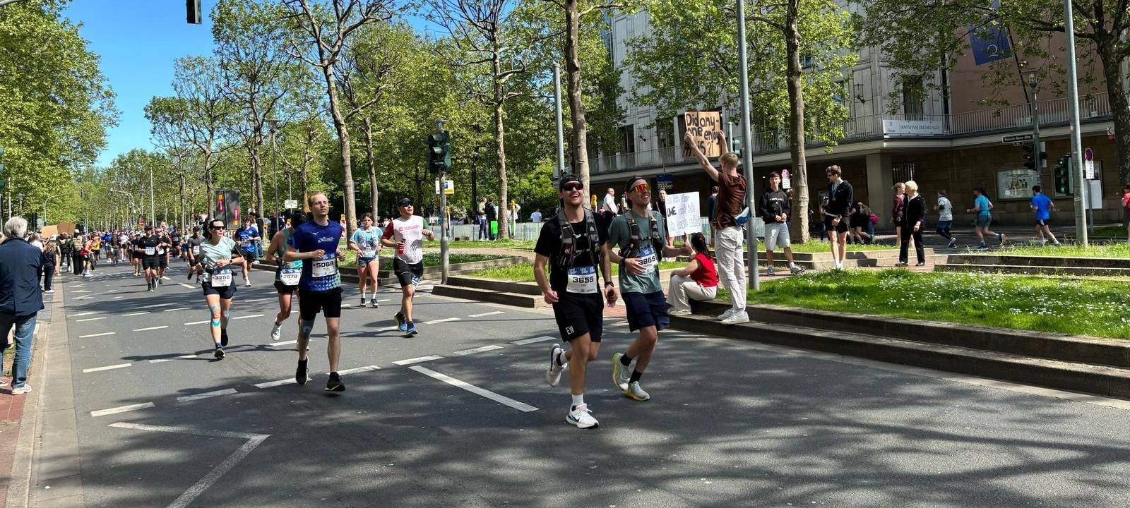Läuferinnen und Läufer beim großen Düsseldorf Marathon.