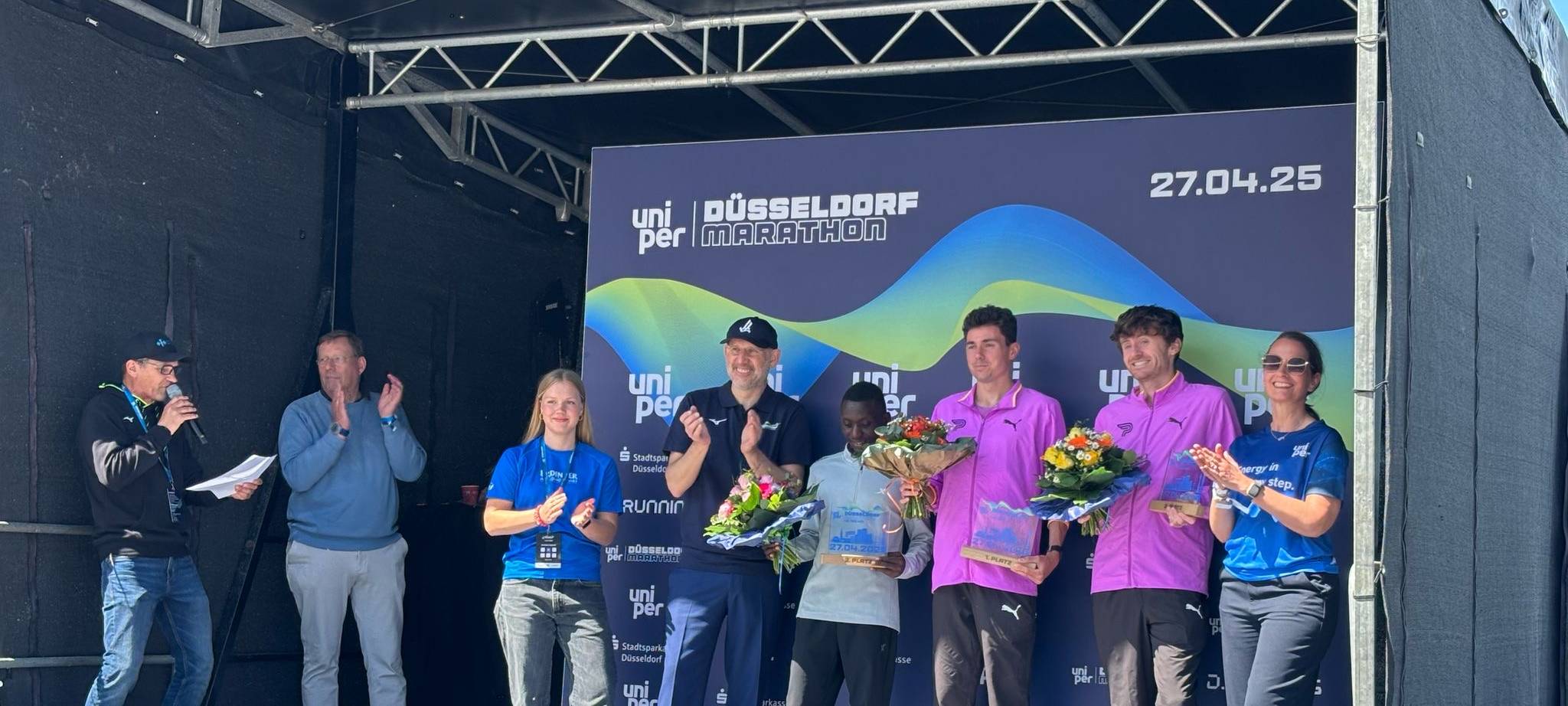 Siegerehrung der Männer beim großen Düsseldorf Marathon auf dem Marktplatz.