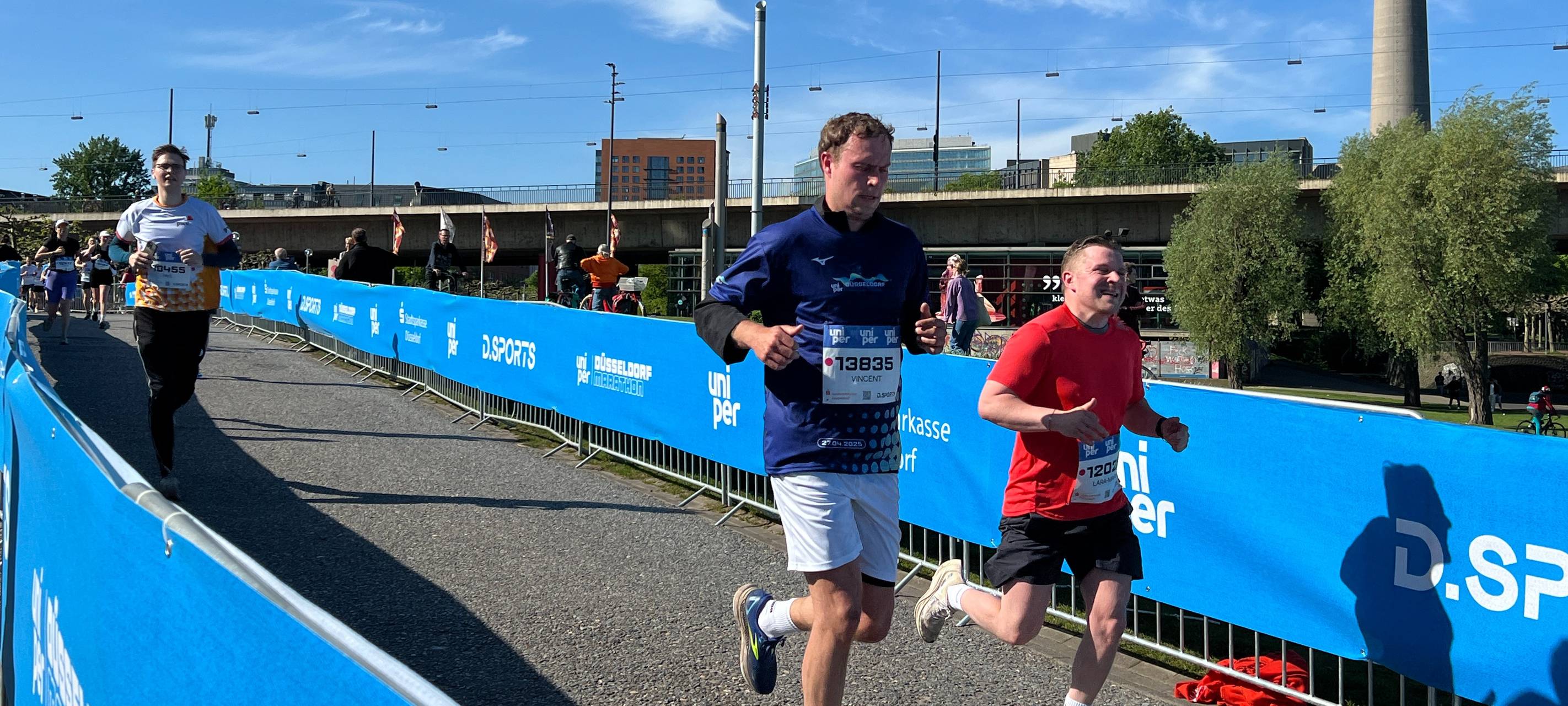 Läufer auf der Zielgeraden des Halbmarathons.